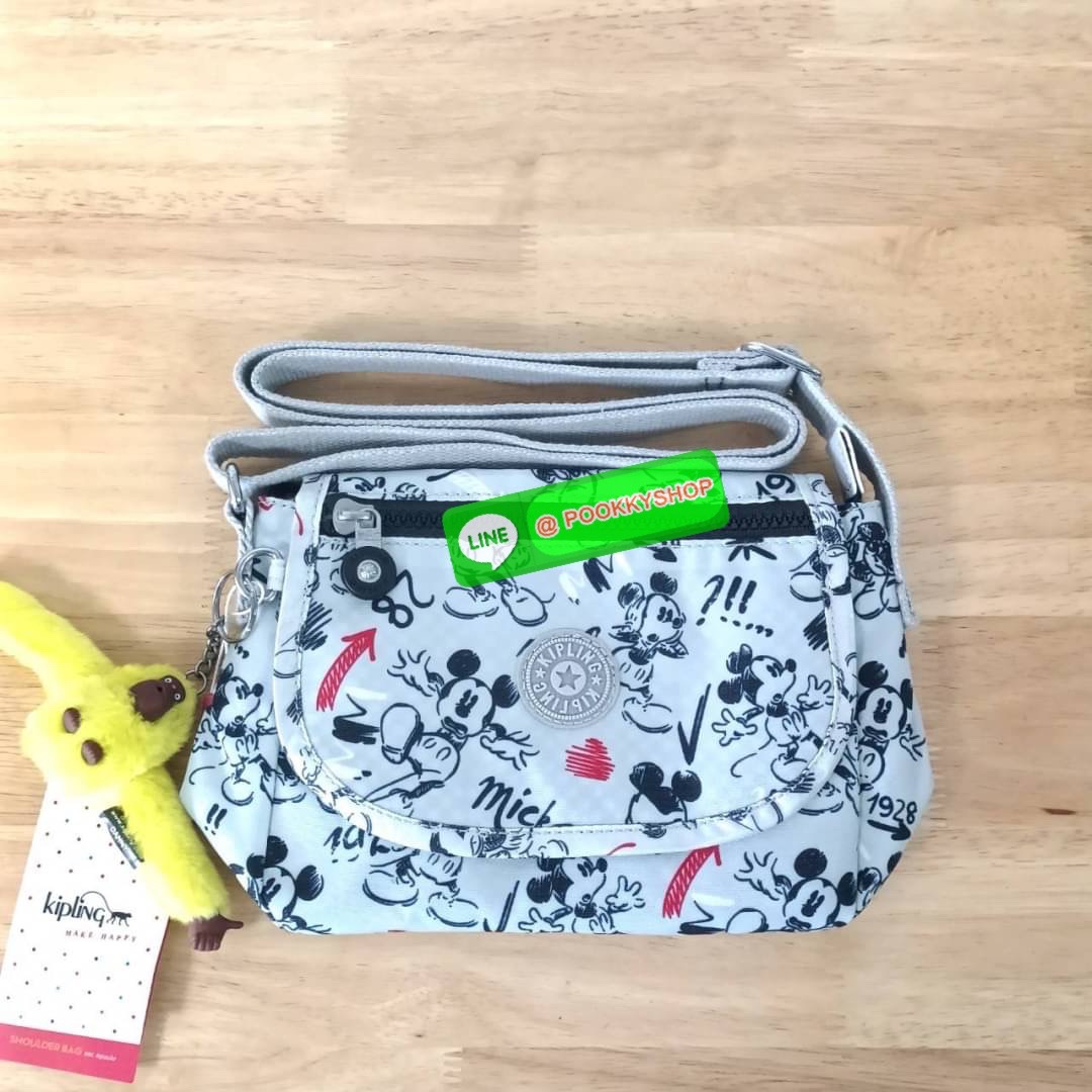 KIPLING SABIAN CROSSBODY MINI BAG กระเป๋าสะพายข้าง วัสดุ Nylon & Polyester 100% ขนาดเล็กกำลังน่ารัก เปิด-ปิดด้วยฝาปิดกระดุมแม่เหล็กและซิปแบรนด์ ด้านในทีแท็กแบรนด์