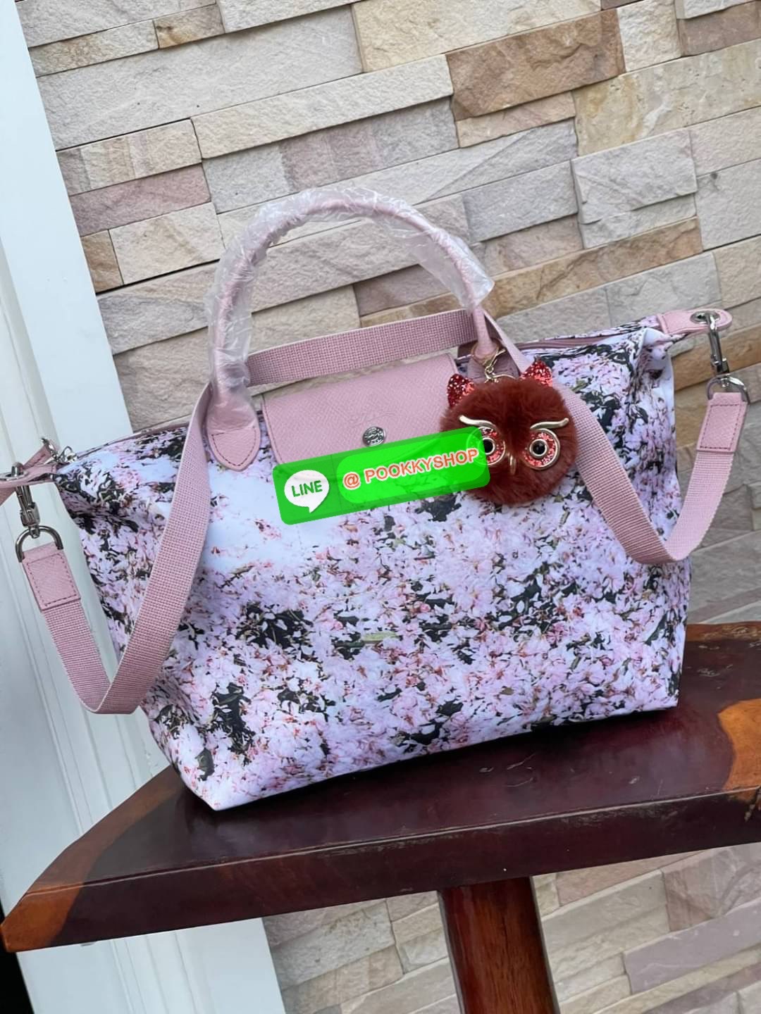 Longchamp LE PLIAGE PRINTEMPS/ÉTÉ 2021 TOP HANDLE BAG พบกับคอลเลคชั่นใหม่ล่าสุด ต้อนรับฤดูใบไม้ผลิ มีดีไซน์ที่เรียบหรูและคลาสสิก แฝงด้วยลูกเล่นแบบเฟมินีน แถมยังมีน้ำหนักเบาอย่างไม่น่าเชื่อ มาพร้อมกับหูจับกระเป๋าคู่และฝาปิดแบบกระดุม กระเป๋าถือใบนี้สามารถใช