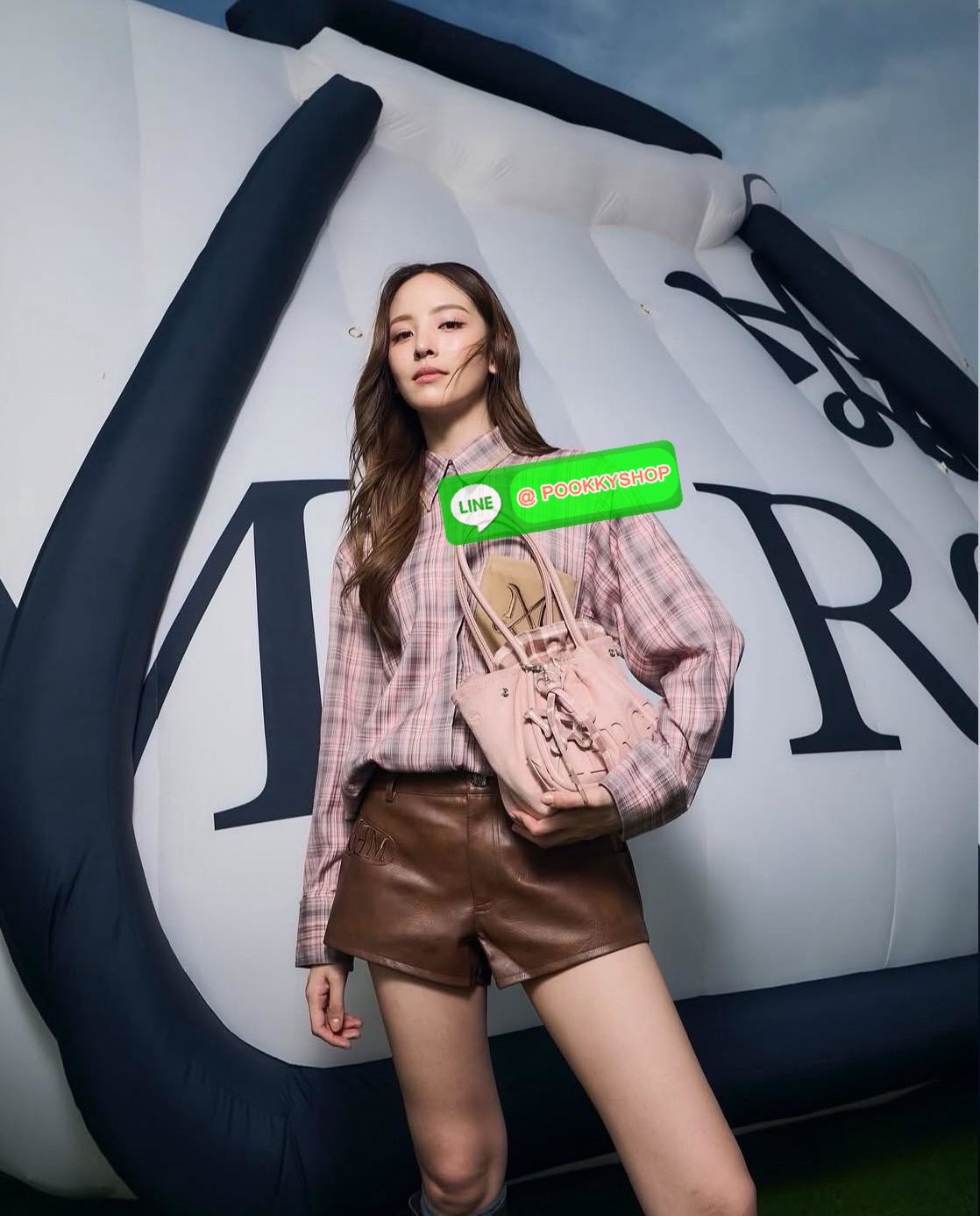 A Day Bag Mini’ in suede กระเป๋าหนังกลับเนื้อเนียน สายเกาหวานปนเท่ MERGE คอลเลกชันพิเศษ ดีไซน์เก๋พร้อมพวงกุญแจลายพิเศษ เข้าเซ็ตสุดคุ้ม!ใบเล็กสามารถ พกพาง่าย น้ำหนักเบา กระเป๋าหูรูดด้านใน ผลิตจากผ้าลายสก็อต ตัวกระเป๋ามี Snap ด้านข้าง ที่สามารถพับปีกกระเป๋า