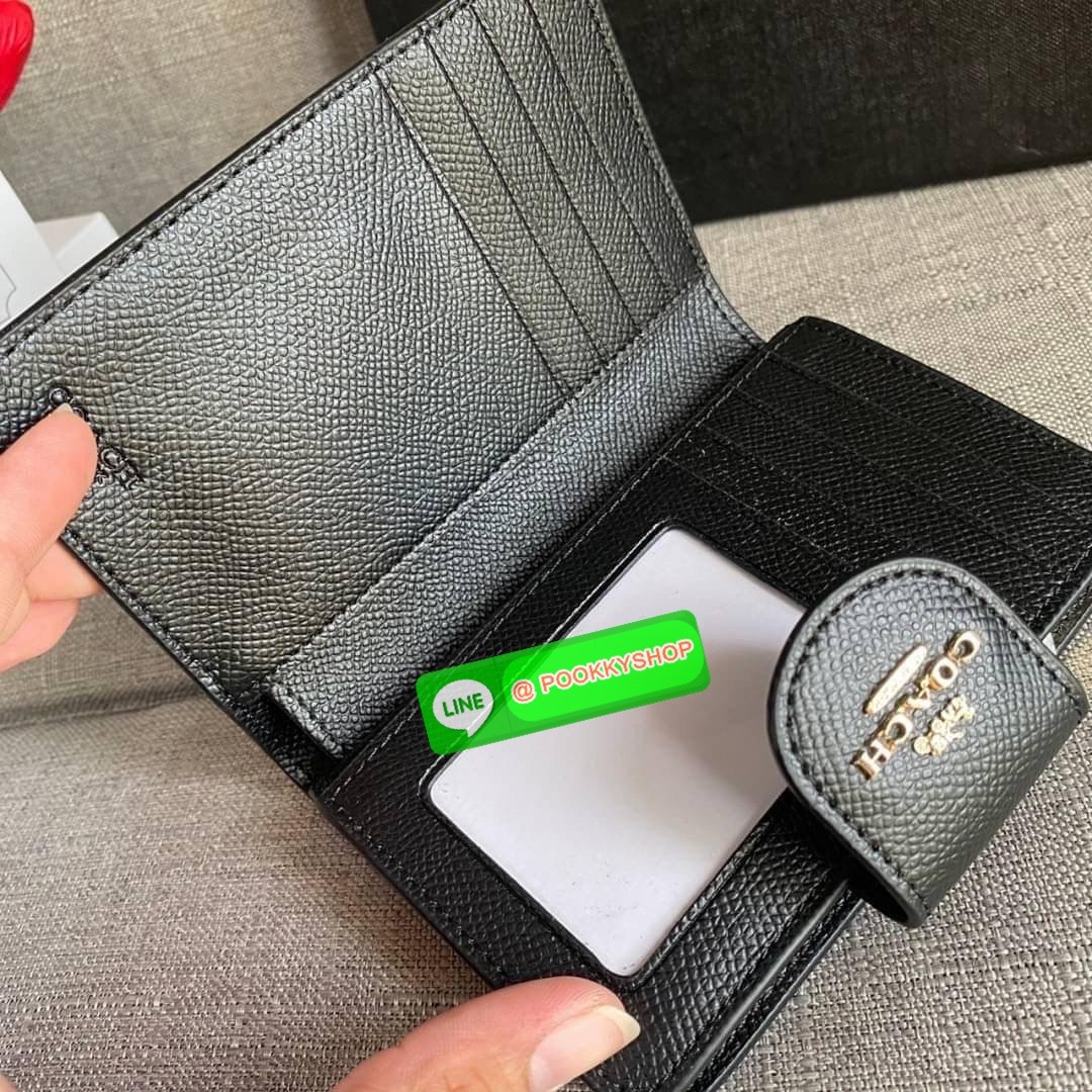 COACH 6390 MEDIUM CORNER ZIP WALLET กระเป๋าสตางค์ใบกลาง สีพื้นเรียบหรู วัสดุcrossgrain ภายในมีช่องใส่บัตรและธนบัตรได้ทุกชนิด มีช่องซิปใส่เหรียญ ขนาดกะทัดรัดพกพาง่าย คนชอบจัดระเบียบกระเป๋าสตางค์แนะนำเลยจ้า