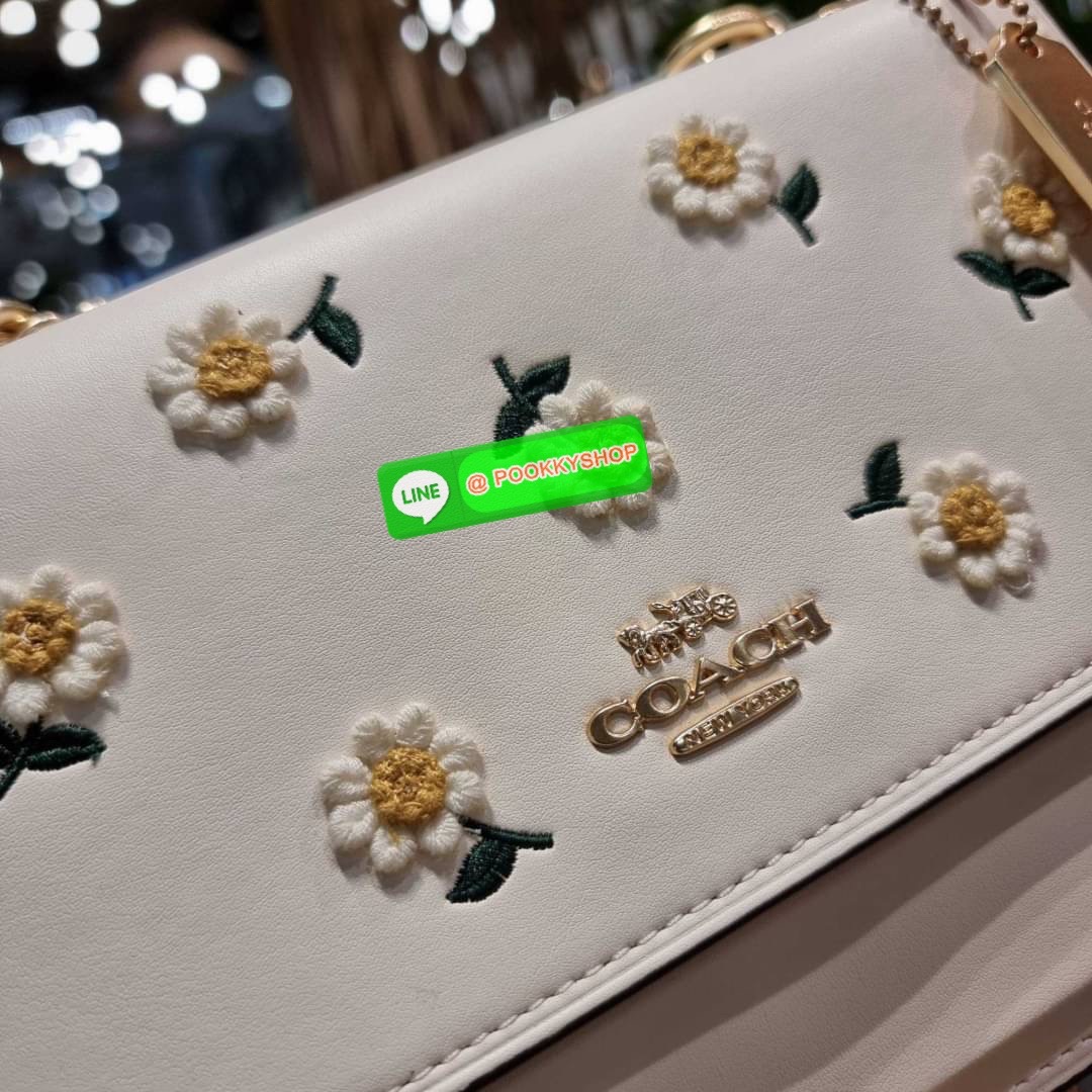 COACH C2858 KLARE CROSSBODY WITH DAISY EMBROIDERY ดอกเดซี่ฮิตไม่หยุดยั้ง!! ขายดิบขายดีทุกคอลเลคชั่น รอบนี้มาให้ได้ใช้งานง่ายกว่าเดิม กับกระเป๋าสะพายข้าง โทนสีละมุนลูกคุณหนู ดีไซน์ปักดอกเดซี่เพิ่มลูกเล่น ให้มีสีสัน วัสดุหนังแท้เต็มใบ สายสะพายโซ่สลับหนัง สะ