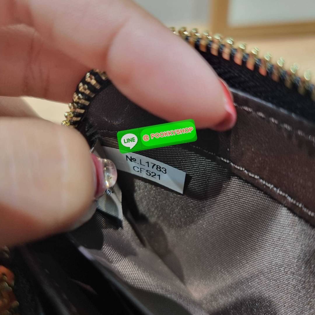 COACH CF521 LONG ZIP AROUND WALLET WITH SIGNATURE MONOGRAM 🔆 Details กระเป๋าสตางค์ใบยาว คอลเลคชั่นใหม่ กับดีไซน์ใหม่ ฉีกกฏทุกการดีไซน์ ด้วยลวดลายโมโนแกรมรอบใบโดดเด่น สะดวกใช้งานด้วยสายคล้องมือที่สามารถถอดออกได้ พกพกง่ายที่สุด รูดใช้งานด้วยซิปรอบใบ