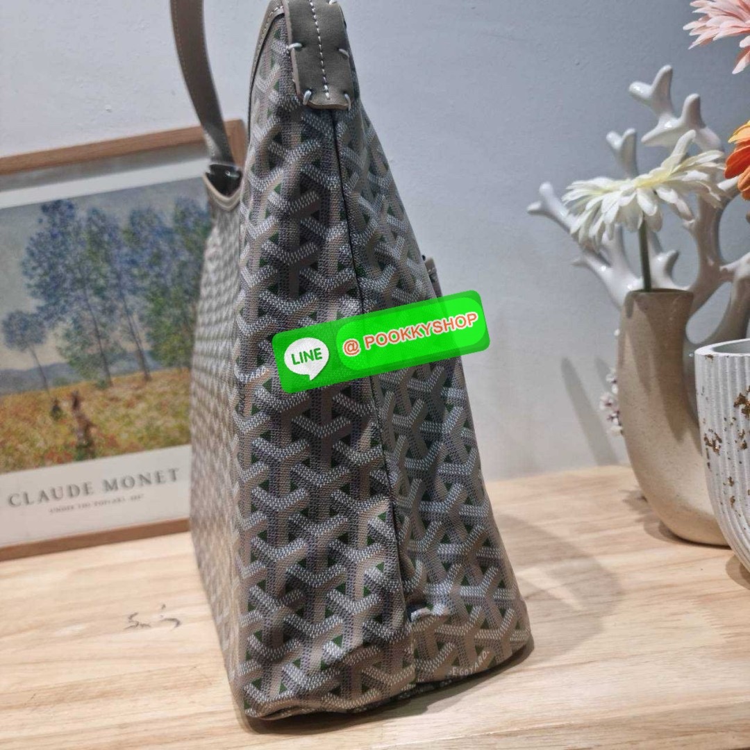 🔆 Model GOYARD BOHEME HOBO BAG 🔆 Details ไอเท็มที่ฮอต เด็ด! และมาแรง เข้าวงการแล้วออกไม่ได้จริงๆ! กับกระเป๋าโฮโบใบใหญ่ พร้อมใบลูก มาในสีลิมิเต็ดรุ่นที่ตามหา สวยเด่นเป็นเอกลักษณ์ด้วยลวดลายตัว Y เต็มผืน สายคล้องสะพายในตัว สะดวกใช้ หมดกังวลเร