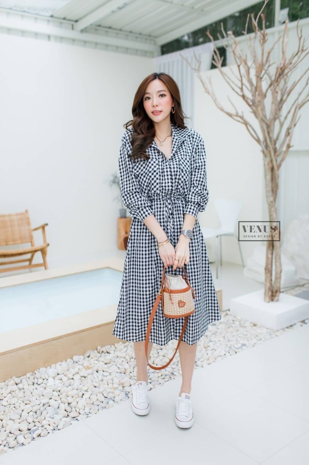 Restock ♥️♥️♥️♥️ I'm Lady By Venus MaxiDress Plaid แม๊กซี่เดรสแต่งกระดุมหน้าเรียงพิมพ์ลายสก๊อต แต่งกระเป๋าด้านหน้า ช่วงเอวแต่งรูดตามขนาด น่ารักมากๆคะ แม๊ทกับรองเท้าผ้าใบก็สวยคะ
