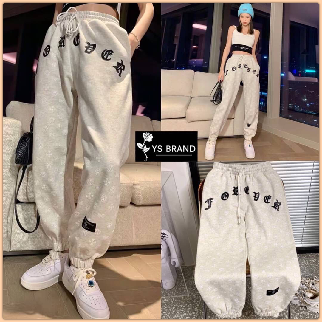 Detail : ใครกำลังมองหากางเกงสวยๆผ้าดีๆไว้ใส่เที่ยว ห้ามพลาดจ้า กางเกงขายาวผ้าเนื้ออย่างดี ผ้าดีมากๆ หนานุ่ม ช่วงเอวยืดมีสายรูดปรับเอวแต่งกระเป๋า2ข้าง เนื้อผ้าสกรีนลายChrome heartทั้งตัว เย็บป้ายChrome heart ปลายขา สวยโดดเด่นมากๆคร่า เท่มากๆ ปลายขาจั้ม แมท