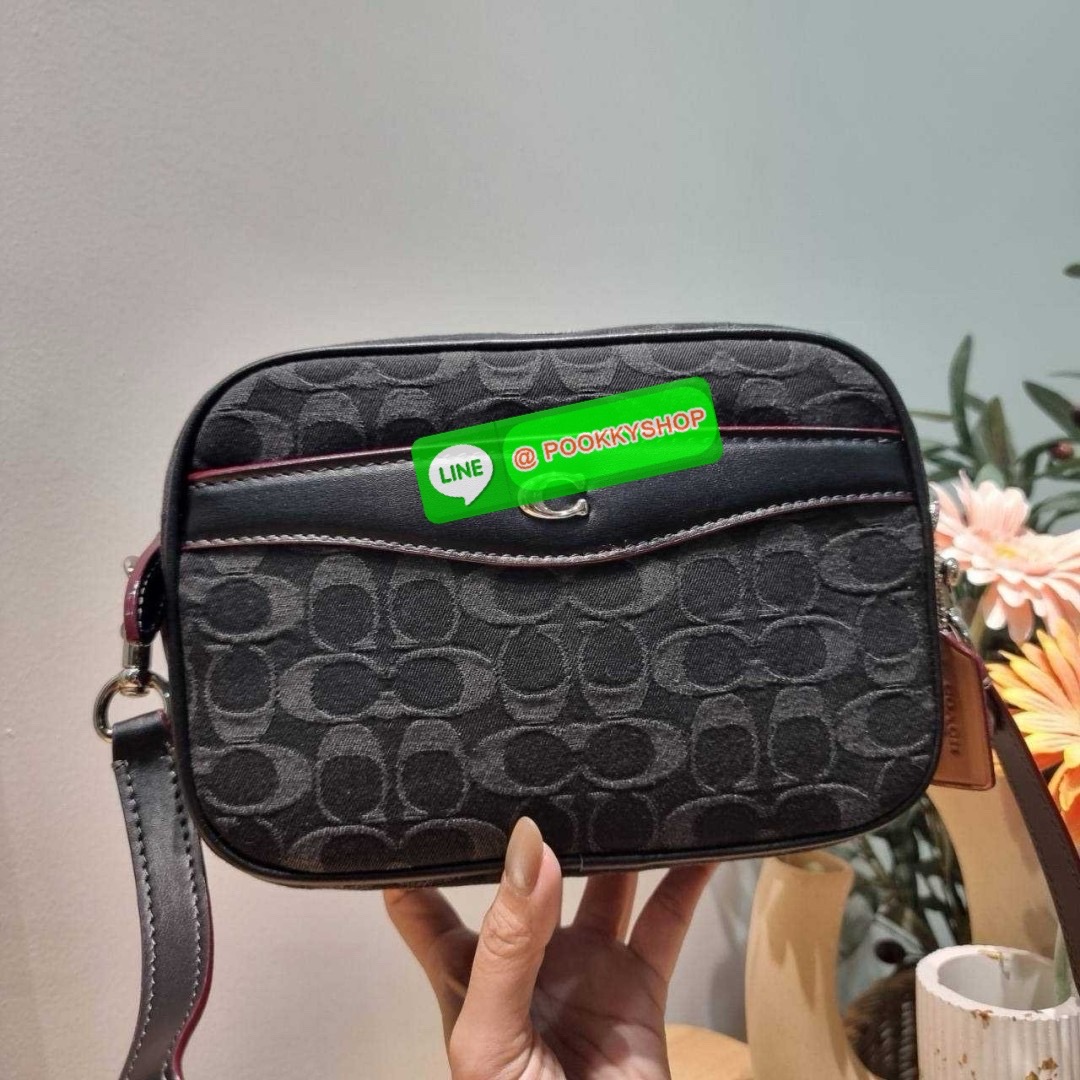 COACH CE744 CAMERA BAG IN SIGNATURE DENIM 🔆 Details สวยคลาสสิค ดูแพงเกินเรื่อง กับกระเป๋าสะพายข้างรูปทรง camera ที่มีความโดดเด่น ดีไซน์ออกมาให้ใช้งานสะดวกมากๆ ด้านหน้าจะมีช่องใส่ของจุกจิก ใส่บัตรหรือธนบัตรได้ ช่องหลักเปิด-ปิดด้วยซิป ภายในโล่งกว้าง