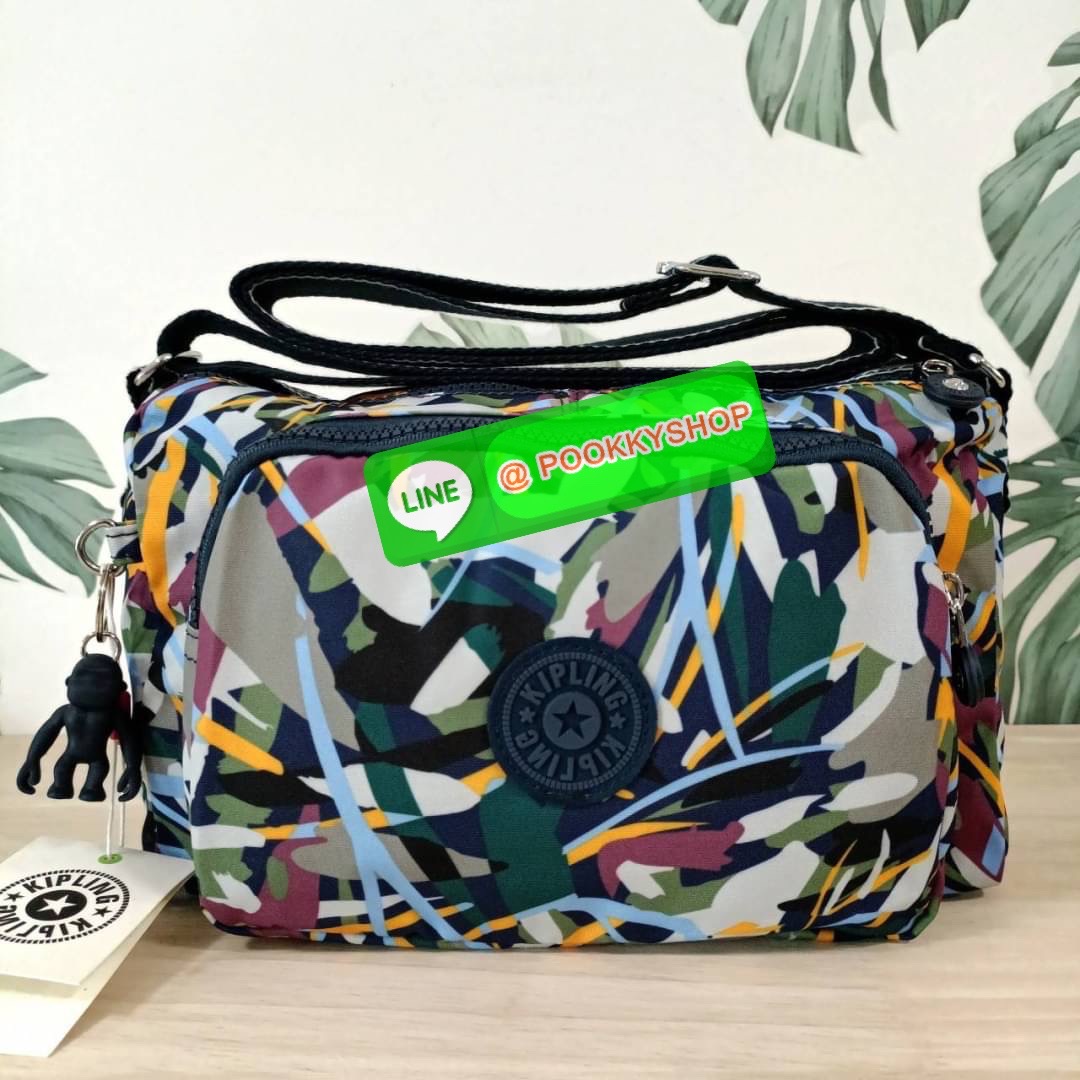 KIPLING RETH CROSSBODY BAG วัสดุ Nylon+polyester กระเป๋าสะพายข้างหรือ สะพาย Crossbody ได้ เปิด-ปิด ด้วยซิปปั๊มแบรนด์ที่หางซิป พร้อมช่องช่องหน้าแยกใส่ของใช้เล็กๆ น้อยๆ ได้ ช่องหลัก 2 ช่อง ด้านในโล่งกว้าง สามารถจุสัมภาระได้เยอะ มีช่องซิปด้านในและสายคล้องพวง