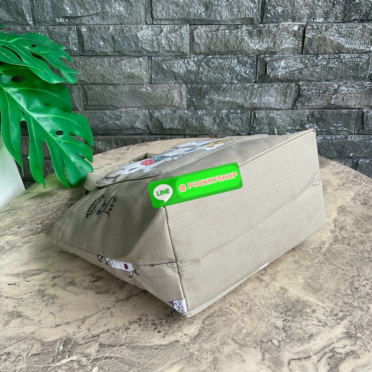 กระเป๋าถือ คล้องแขน ทรงโท้ทสุดเก๋และน่ารัก Nekomaruke Hamipoke Bag จาก Kusguru Japan กระเป๋าโท้ทสุดน่ารักใบนี้เหมาะสำหรับผู้หญิง และเป็นไอเทมใหม่ในคอลเลกชันฤดูใบไม้ผลิ/ฤดูร้อน 2025