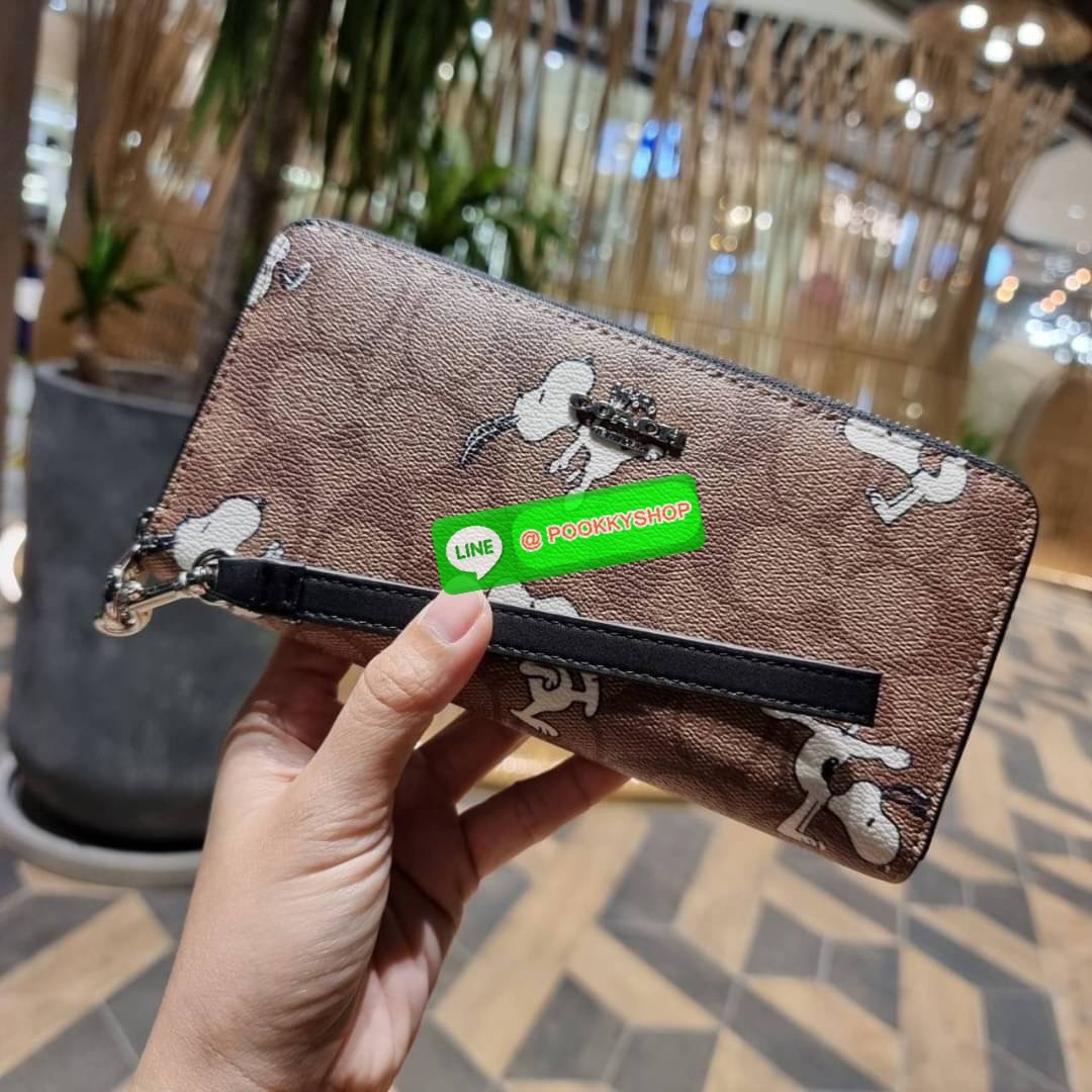 COACH C4596 COACH x PEANUT ACCORDION ZIP WALLET IN SIGNATURE CANVAS WITH SNOOPY PRINT คอลเลคชั่นใหม่ล่าสุด 2IN1 ไปอีก กระเป๋าสตางค์กึ่งคล้องมือ ลายสนูปพี น่ารักน่าใช้ สีคลาสสิค ใช้ได้ตลอดกาลไม่มีตกเทรนด์ วัสดุหนังแคนวาสเคลือบลาย มาพร้อมสายคล้องมือ ถอดออกไ
