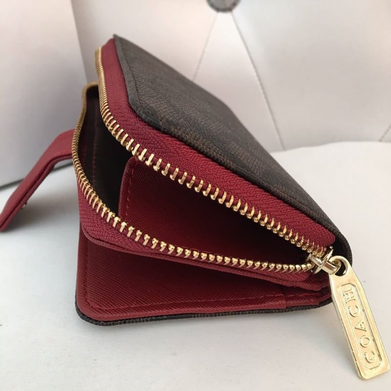 กระเป๋าสตางค์ รุ่นขายดี กระเป๋าสตางค์ Coach สองพับ งานเกรดพรีเมี่ยมปั้มทุกจุด ติดโลโก้ปั้ม Coach ด้านใน 1 ช่องใส่เเบงค์ ใส่บัตร 1 ซิป ภายในมี 2 ช่อง งานสวย เนี๊ยบสุด อุปกรณ์ กล่องเเบรนด์