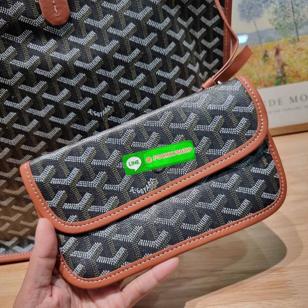 GOYARD ANJOU REVERSIBLE TOTE 🔆 Details ฮอตไอเท็ม กับกระเป๋าสะพายทรงโท้ท ใบใหญ่จุใจ!! มาครบสีขายดี เลิศทุกสี รูปทรงคลาสสิค ดีไซน์เป็นเอกลักษณ์ ใช้งานได้หลากหลาย สามารถกลับด้านใช้ได้แบบไม่มีเบื่อ พิมพ์ลายสวยคม ภายในโล่งกว้างมาก มาพร้อมหูคล้องไหล่ในต