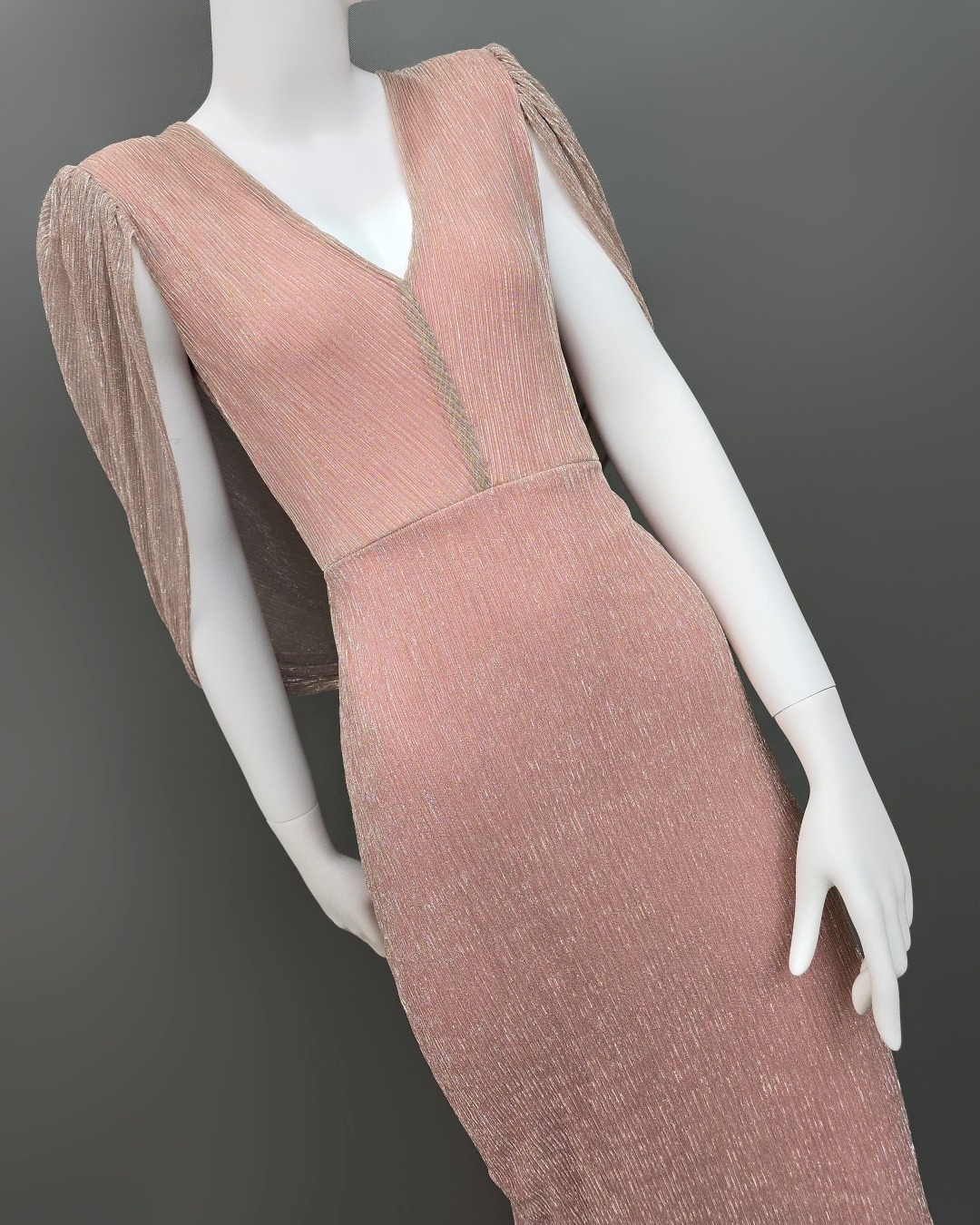 เดรสแฟชั่น เดรสเสื้อวี กระโปรงทรงสอบ มีผ้าคลุมไหล่คอถ่วงด้านหลัง ทำจากผ้าราเม่อัดพลีท