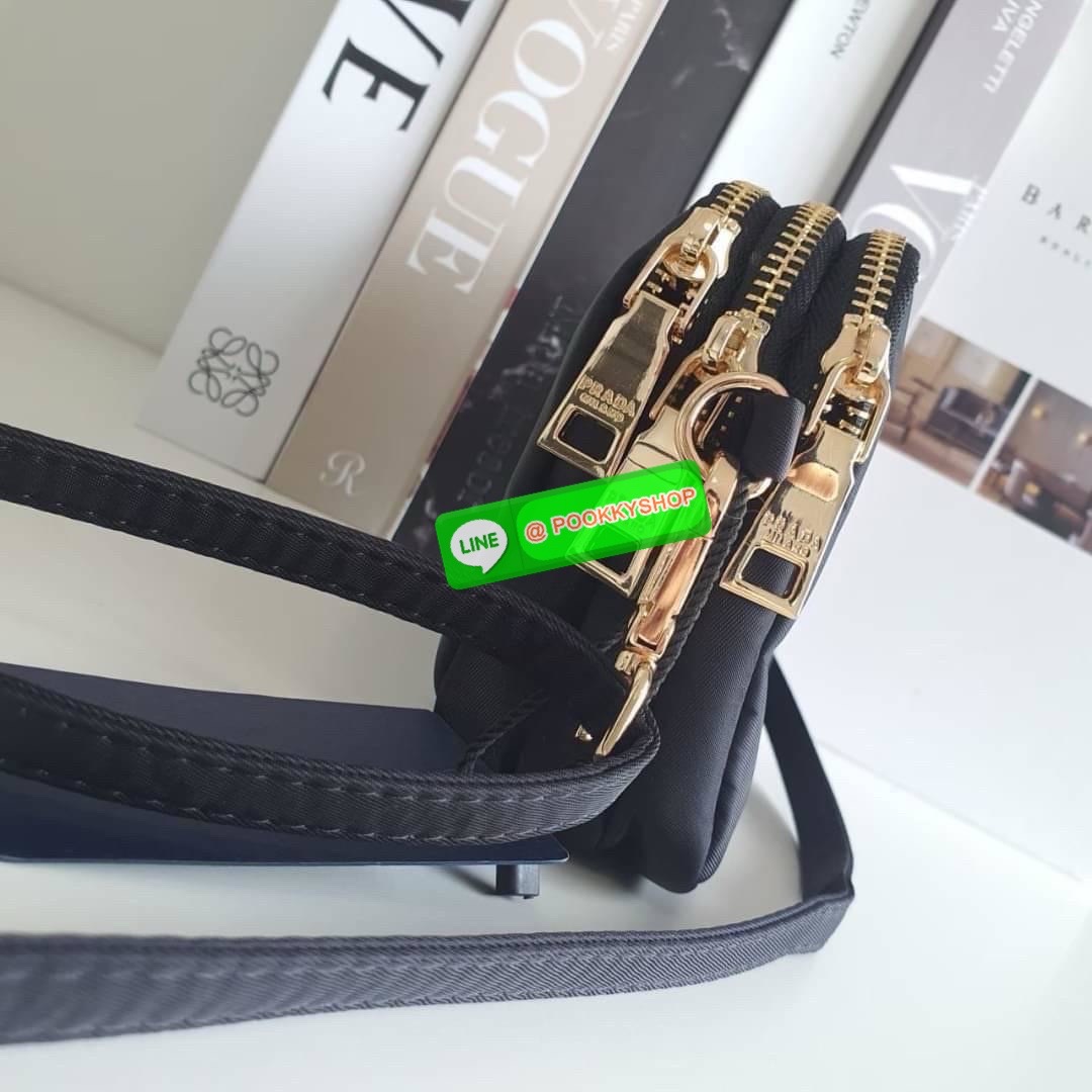 รุ่นยอดฮิตตลอดกาล กับรุ่นขายดี ที่รอคอย PRADA 3 ZIP CROSSBODY BAG เป็นกระเป๋าใบเล็ก มีด้วยกันถึง3ช่องใส่ของ ซึ่งเหมาะกับผู้หญิงอย่างเรามาก สามารถแยกของที่จะใส่ได้เลย ตัวกระเป๋าอะไหล่สีทอง ขนาดกะทัดรัด สามารถใส่ I phone+ ได้ค้า สายยาวปรับได้ฟรี ที่สุดแห่งค