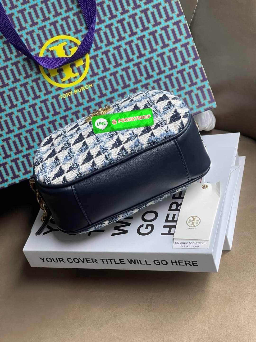 Tory burch kira chevron tweed small camera bag สาว ๆ ลุคคุณหนูไม่ควรพลาด Collection นี้เลยนะคะ เพราะ Kira Chevron เป็นรุ่นที่ตอบโจทย์และครองใจสาว ๆ ได้อย่างแท้จริง ลวดลายบนกระเป๋าแบบกราฟฟิคมีเท็กเจอร์ ทำให้กระเป๋าดูมีราคามากยิ่งขึ้น มาพร้อมกับโลโก้ Double