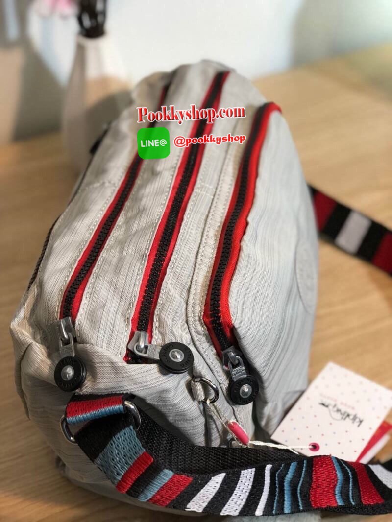 Kipling Reth กระเป๋าสะพายทรงสวย รุ่นยอดนิยมเลยค่ะ สายสะพายปรับระดับสั้น-ยาว เป็นกระเป๋าสะพายเฉียงลำตัวได้ค่ะ ช่องซิปเยอะค่ะ ใส่ของได้เป็นสัดส่วน จุสัมภาระได้ดีเลยค่ะ ทรงสวย สะพายน่ารักมาก ห้ามพลาดเลยค่ารุ่นนี้