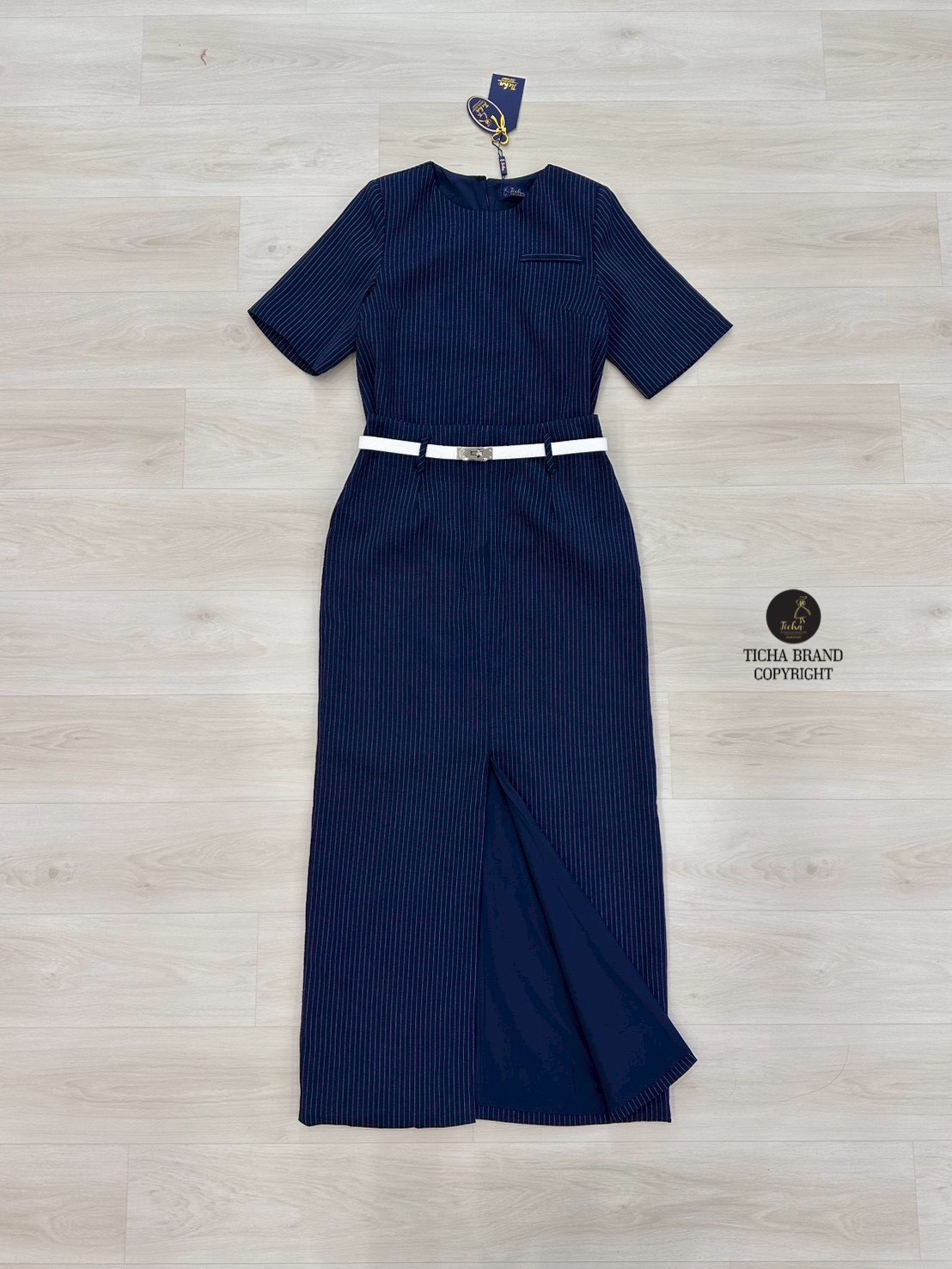 ชุดเซทแฟชั่น Set 3 ชิ้นเสื้อ+กระโปรง+เข็มขัด เสื้อแขนสั้นสีกรมลายตรงคอกลม ทรงโอเวอร์ไซส์