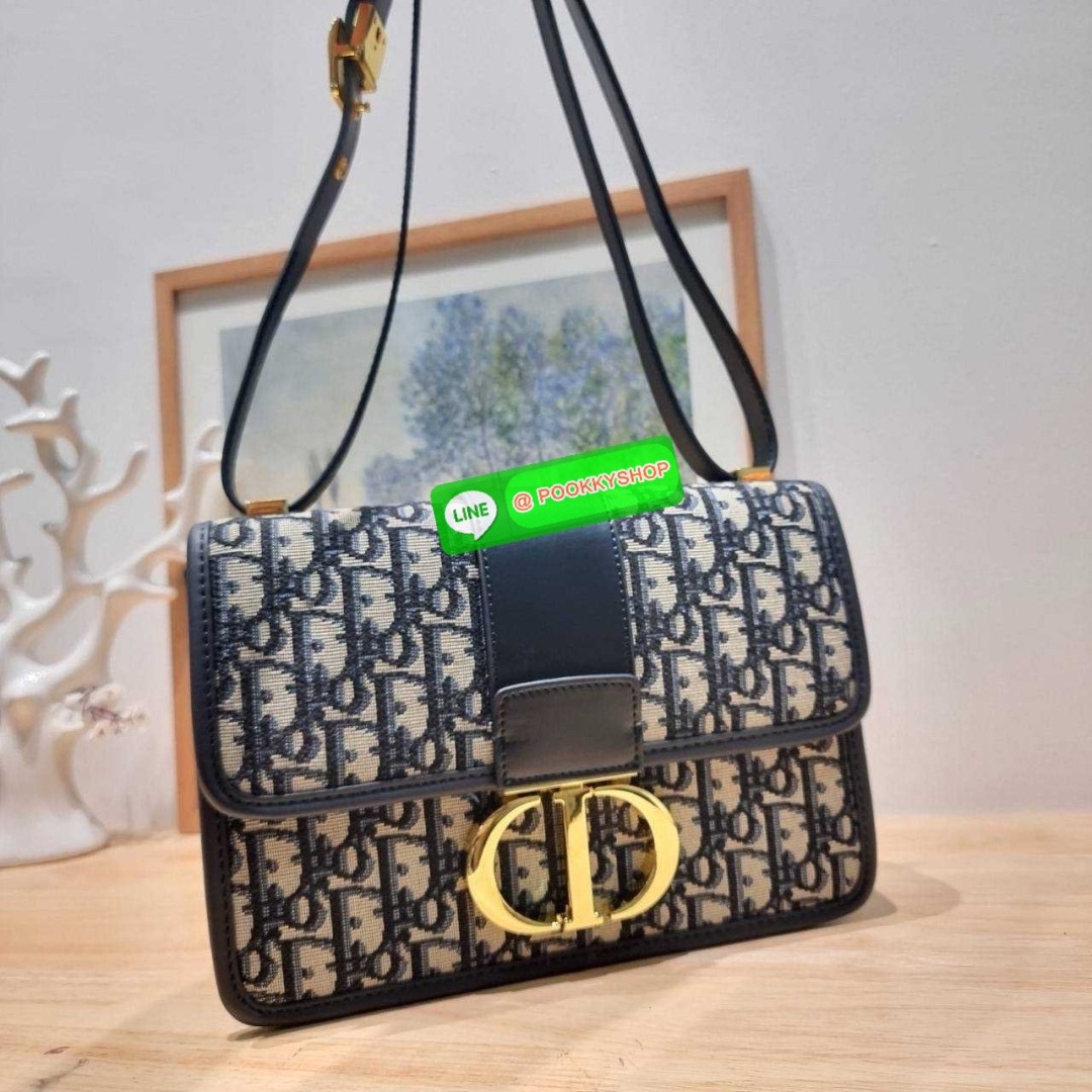 CD 30 MONTAIGNE BAG 🔆 Details กระเป๋าสะพายข้างสุดฮอต จากเคาน์เตอร์ dutyfree ที่สาวๆต้องไม่พลาด ทรงสวยมีกิมมิคในตัว ดูแพง ดีไซน์ย้อนยุคเป็นเอกลักษณ์ เปิด-ปิดด้วยอะไหล่กดล็อคแน่นหนา ใช้งานง่าย ด้านหลังมีช่องใส่ของจุกจิกได้ ภายในเป็นช่องโล่ง ใส่ของสำ