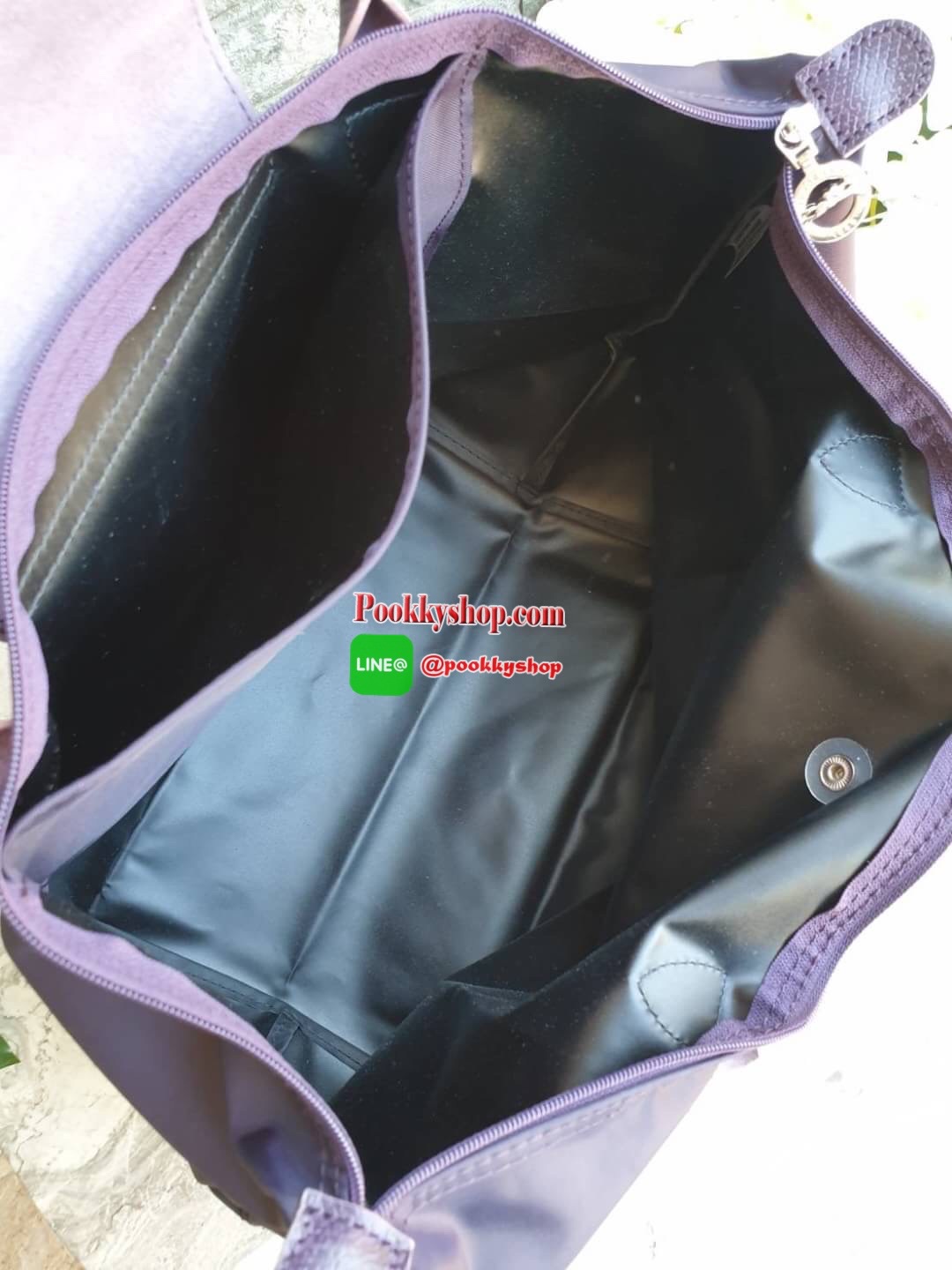 Longchamp Le Pliage Club Tote Bag Size L หูยาว วัสดุเนื้อผ้า Nylon Canvas เคลือบกันนำ้ ตัดด้วยหนังแท้ที่มีน้ำหนักเบา ดีไซน์เรียบง่ายแต่เต็มไปด้วยความคลาสสิก จนเป็นที่ชื่นชอบไปทั่วโลก Longchamp ปรับโฉม LE PLIAGE ด้วยการปักลายรูปม้า-ตราสัญลักษณ์ของแบรนด์บนผ