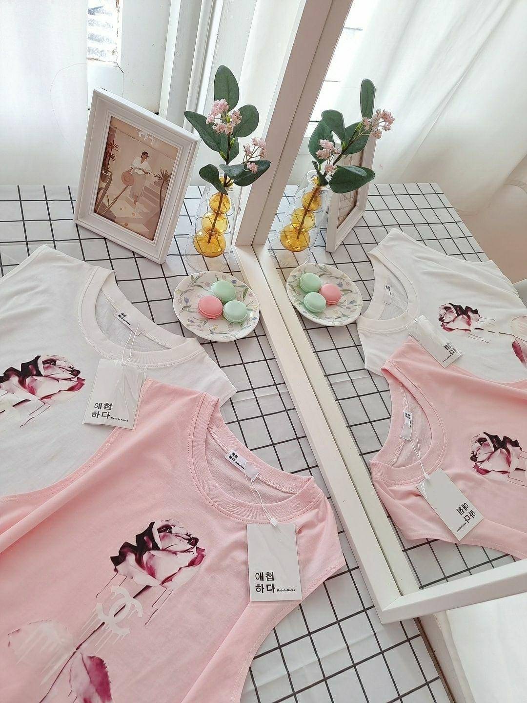 เข้าเพิ่มแล้วคร่าาาาาา ใครพรีไว้ทักมาด้วยคร่าาาาาา Rose' t shirt korea ลายสวยสุดๆคร่าาาา รีบเลยยย ผ้ายืดเกาหลีเนื้อดีใส่สบายจร้าาาา ลายนี้บอกเลยยย ปั้ววววววว