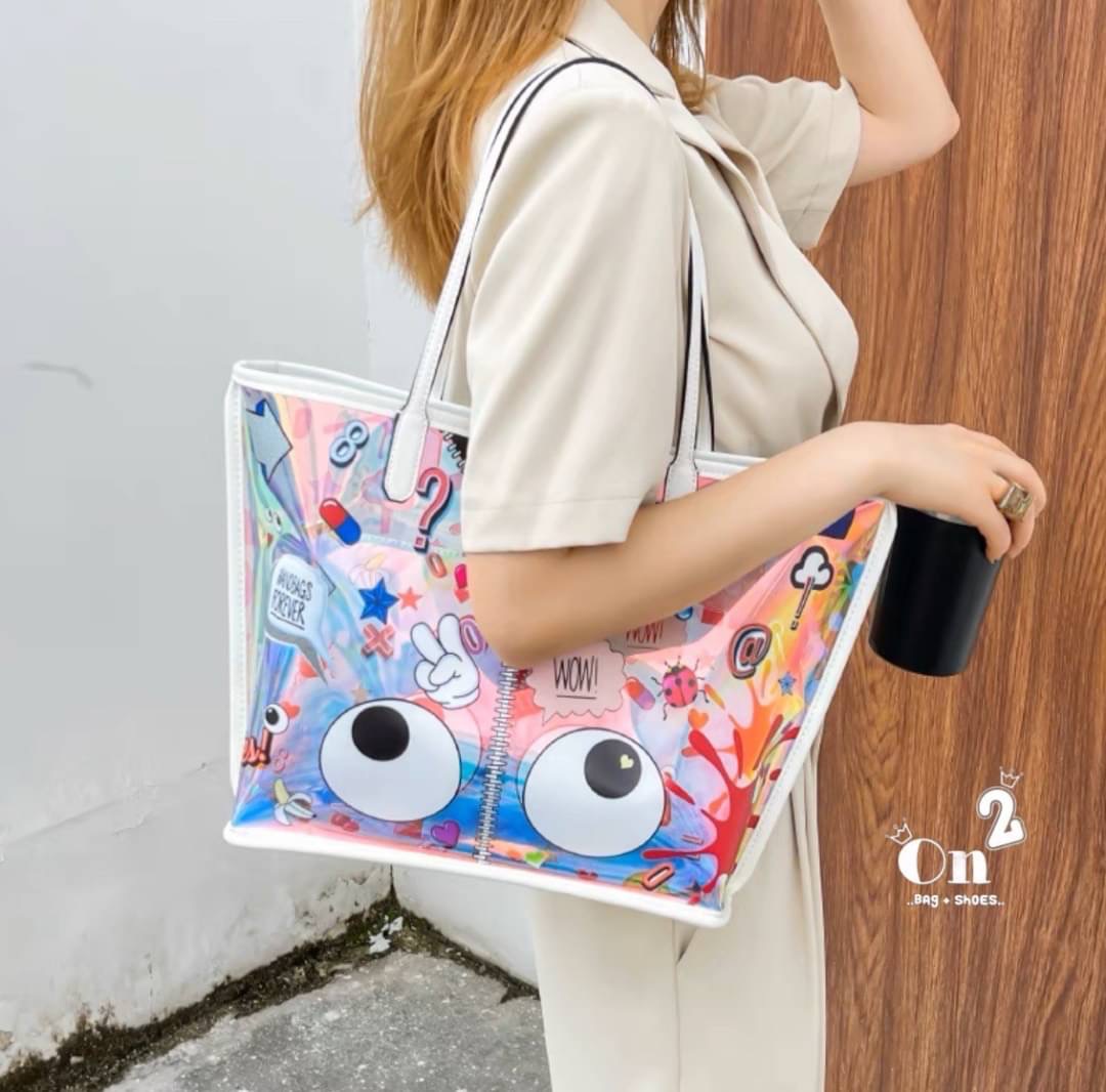 SF2178 กระเป๋าชอปปิ้ง แม่-ลูก งานแบรนด์แท้ 💯(%) วัสดุตัวกระเป๋าทำจากหนังผสมอย่างดี สายกระเป๋าทำจากหนังผสมสีขาว ทรงนี้โดนใจสุดๆ มาพร้อมกระเป๋าลูก 2ใบ มีทั้งใบใหญ่แยกใช้ได้ ขอบอกน่ารักมากๆ เพราะสะพายสายยาวใช้ได้ลายโดนใจมากๆ