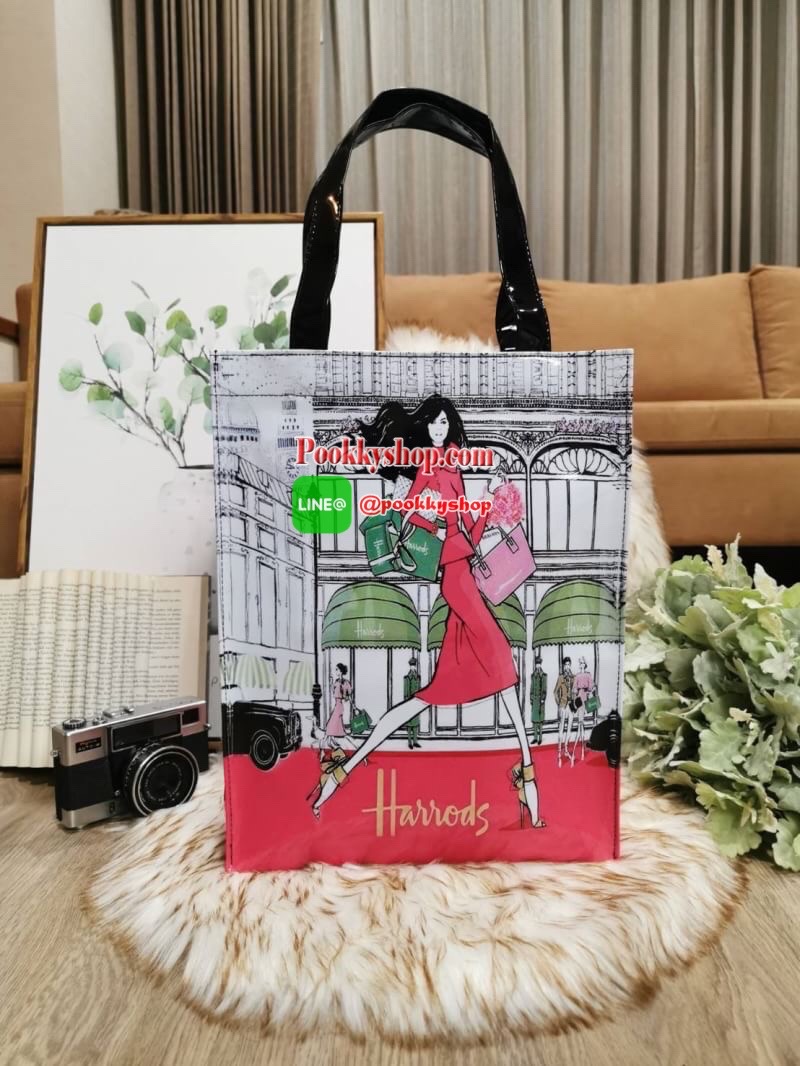 ลายนี้เข้าแล้วนะคะ! พร้อมส่งไอเท็มยอดนิยม! Harrods London Top-handle Shopping Bag กระเป๋า Shopping แบรนด์ดังจากอังกฤษรุ่นยอดนิยมวัสดุ PVC+Polyester 100% ของแท้เนื้อหนาอยู่ทรงกันน้ำ ขนาดกำลังดี น้ำหนักเบา เปิดปิดด้วยซิปสะดวกใช้หัวซิปปั้มโลโก้แบรนด์อะไหล่เง