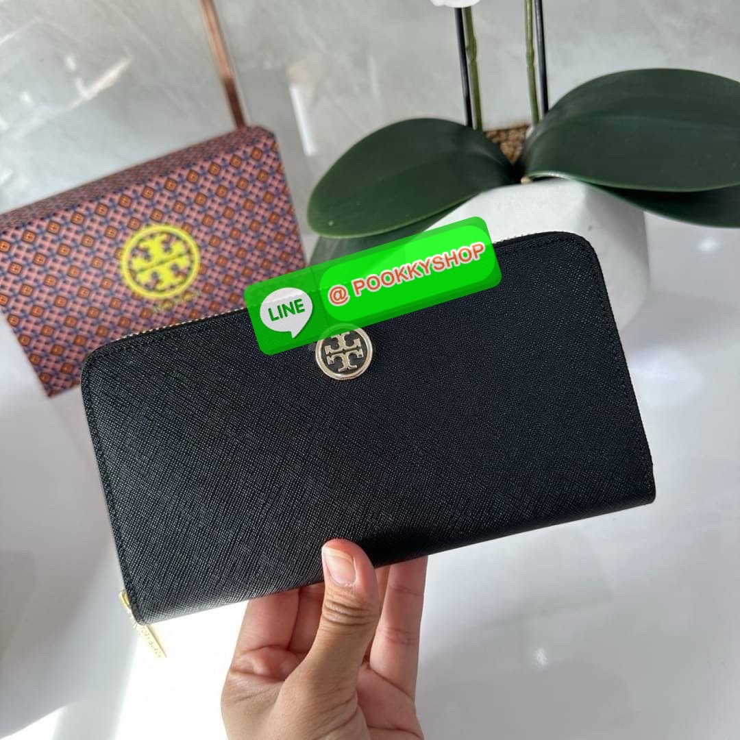TORY BURCH ROBINSON MULTI GUSSET ZIP CONTINENTAL WALLET กระเป๋าสตางค์ใบยาว แบ่งสัดส่วนด้วยช่องซิปตรงกลางสำหรับใส่เหรียญ มีช่องใส่บัตร และใส่ธนบัตรได้ วัสดุหนังแท้ เปิด-ปิดกระเป๋าแบบซิปรูด ใส่โทรศัพท์มือถือได้ วันชิวๆพกกระเป๋าสตางค์ใบเดียวสะดวกมากค่ะ