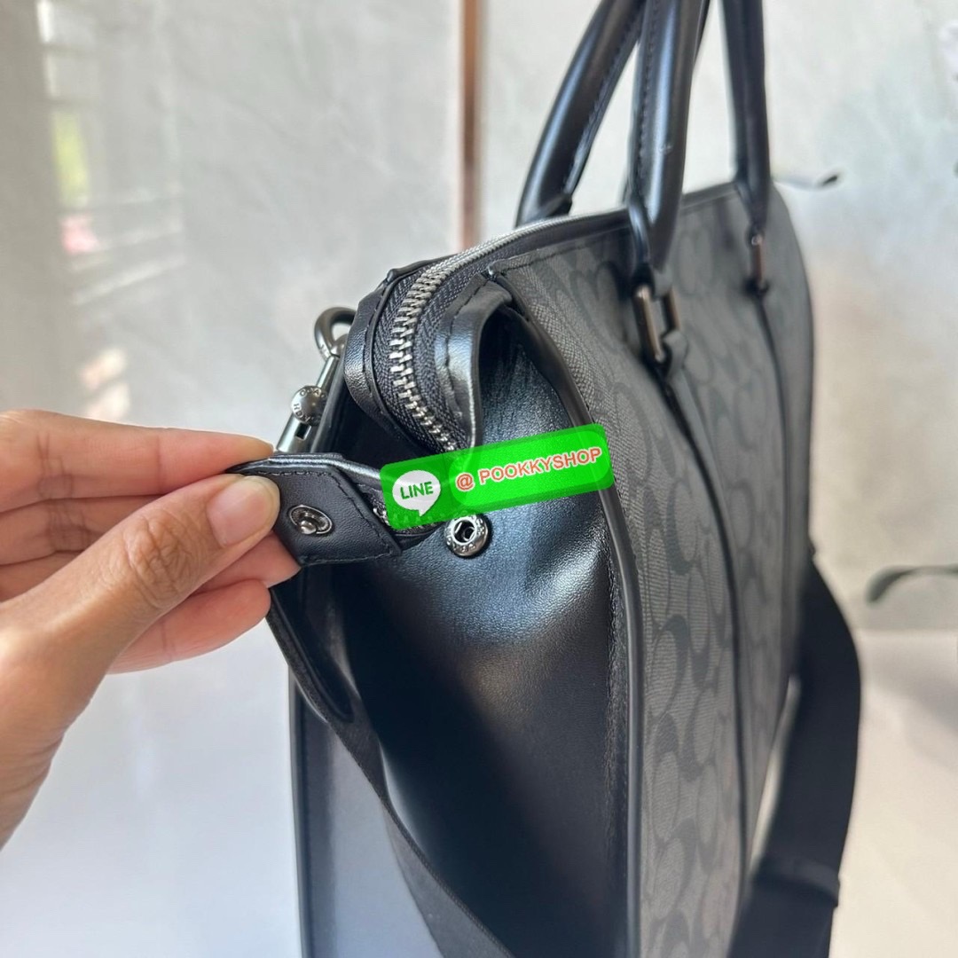 COACH GRAHAM ZIP BRIEF (CE439) 🔖กระเป๋าใส่โน๊ตบุ๊คใส่เอกสารใบใหญ่ 🔖วัสดุ:หนังแท้ทั้งใบ 🔖เปิดปิดด้วยซิป ภายในกว้าง มีช่องย่อยใส่ของจุกจิก ช่องใส่บัตร ใส่เอกสารและของสำคัญได้เยอะ 🔖สายสะพายสามารถถอดออกและปรับระดับได้คะ