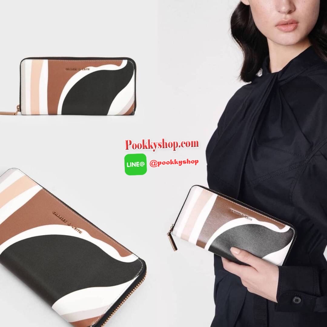 CHARLES & KEITH CROC-EFFECT MINI LONG WALLET กระเป๋าเงินใบยาวซิปรอบ ตัวหนังกระเป๋าพิมพ์ลายจรเข้ (croc) ด้านนหน้าปั๊มแบรนด์ เปิดปิดแบบซิปรอบ ก้านในจุบัตรได้ถึง 12 ใบ มีช่องซิปใส่เหรียญตรงกลาง จุบัตรจุแบงค์ สามารถใส่ iPhone plus ได้ค่า มีใบเดียวใช้ออกไปซื้อ