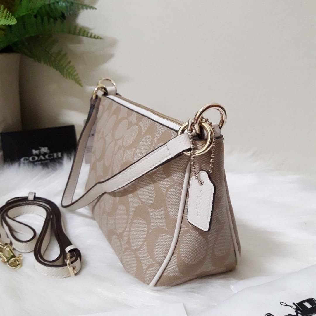 ขายดี Coach Messico Top Handle Pouch In Signature Coated Canvas กระเป๋าหิ้ว/คล้องไหล่/สะพายข้าง ขนาดเหมาะ ดีไซน์สวยน่ารัก ผลิตจากวัสดุคุณภาพดี แข็งแรงทนทานน้ำหนักเบา ภายในบุผ้าสวยงามเรียบร้อย 1 ช่องอเนกประสงค์ ซิปโลหะสีทองสวยงาม สายสะพายถอดและปรับความยาวไ