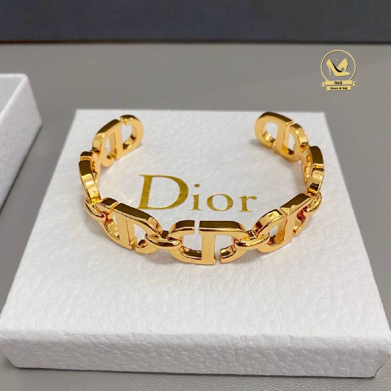 กำไลข้อมือ Dior เป็นเครื่องประดับที่สะท้อนถึงความหรูหราของแบรนด์ วัสดุคุณภาพดีและการออกแบบที่เรียบง่ายแต่มีสไตล์ เสริมลุคการแต่งตัวสำหรับผู้รักแฟชั่น