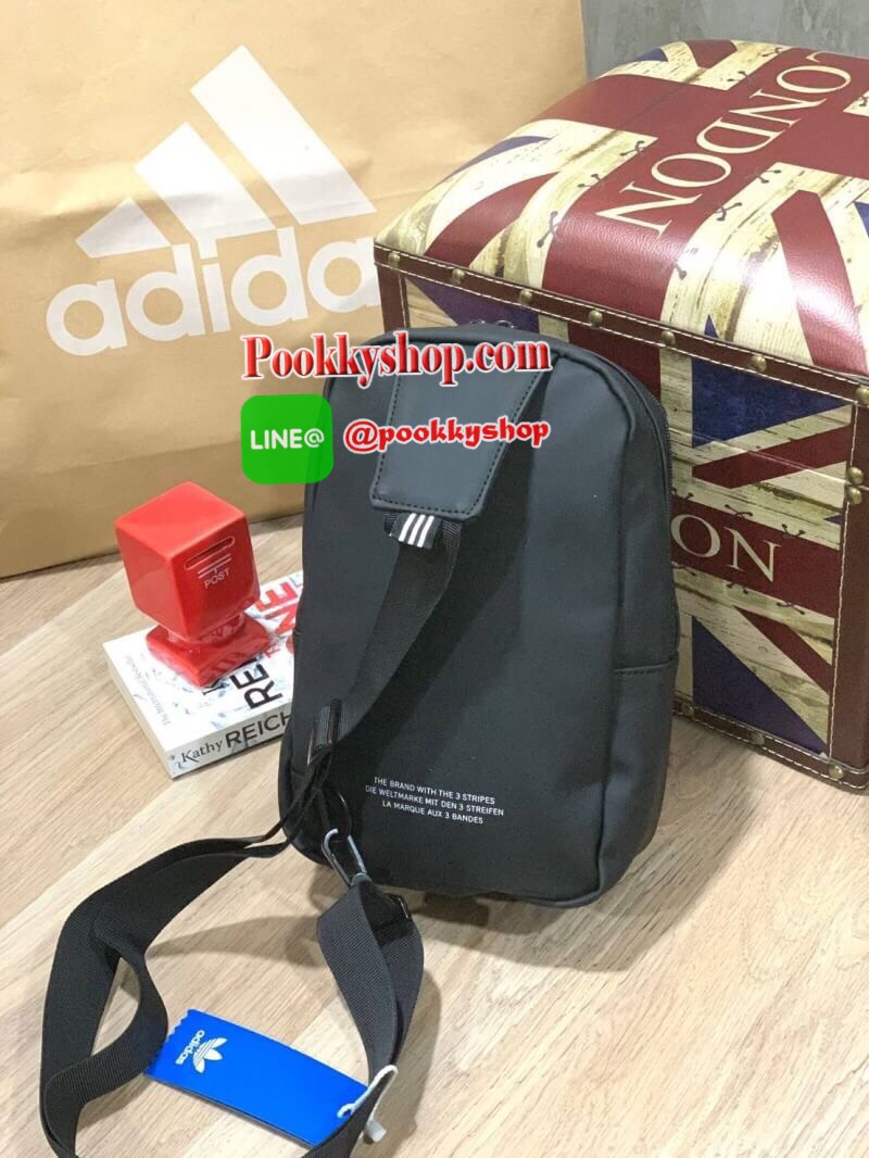 Adidas Originals 3D Mini Airline Waist Bag กระเป๋าสะพายสไตล์สปอร์ตทรงคาดอกรุ่นใหม่ดีไซน์สุดฮิตสไตล์ ISSEY MIYAKE เปิดปิดด้วยซิปคู่ปั้มโลโก้แบรนด์ ภายในสกรีนโลโก้ ช่องกว้างมีช่องใส่มินิไอแพค ใส่กระเป๋าสตางค์ยาวได้ ผลิตจากวัสดุที่โปร่ง ป้องกันการอับชื้นได้ด