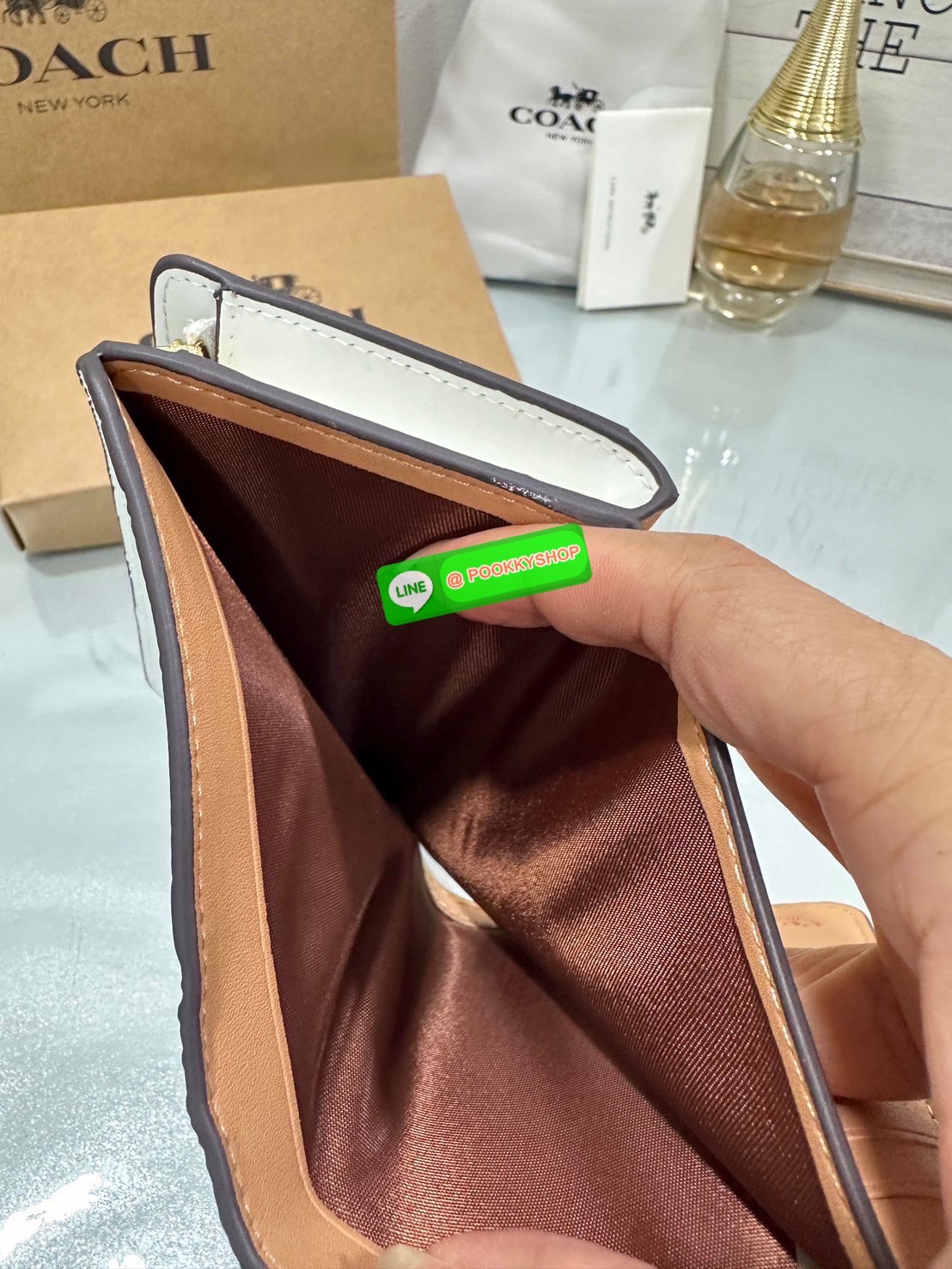 ❤️COACH MEDIUM CORNER ZIP WALLET IN SIGNATURE CANVAS💜 คอลเลคชั่นใหม่งานหรู งานดูแพง จัดให้เลย!! กระเป๋าสตางค์ใบกลาง ดีไซน์ใหม่ สุดหรู แค่เห็นก็ต้องเลิฟ ถือใช้ขับผิวทุกสี วัสดุหนังแท้ปั๊มลายนูนสวยคม ภายในมีช่องใส่บัตร ใส่ธนบัตรได้ครบ และมีช่