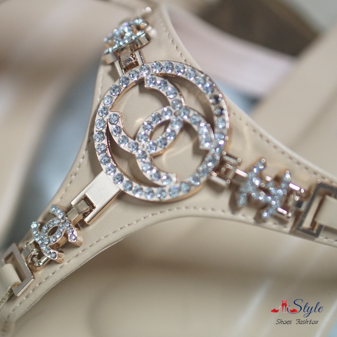 พร้อมส่ง รองเท้าแตะลำลอง แบบหูหนีบ วัสดุทำจากหนังนิ่ม งานเย็บดี นิ่ม เบา ใส่สบายมาก พื้นอย่างดี ใส่แล้วสวยฝุดๆ ใส่ได้ทุกโอกาส สาวควรมีไว้ติดบ้านสักคู่น๊าาา...