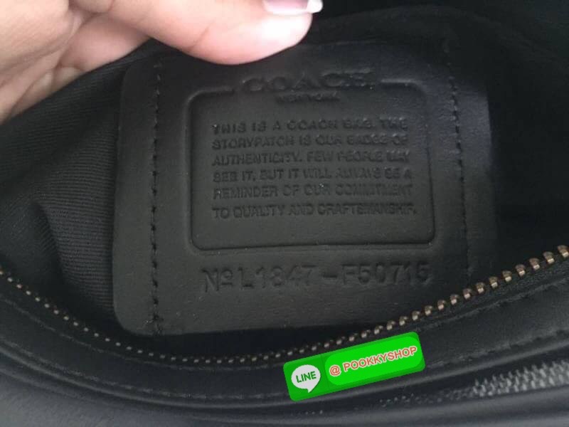 Brand : Coach Graham Crossbody Detail : กระเป๋าสะพาย crossbody ทรงเหลี่ยมชาย ใหม่ล่าสุด ภายในกว้างและ มีช่องว่างหนึ่งช่องใหญ่ ใส่ของได้จำนวนมาก สายสะพายปรับระดับได้ ถือไปทำงานก็เรียบหรู หรือจะสะพายในวันชิวๆ ก็ได้ ซื้อเป็นของขวัญให้แฟน หรือคนในครอบครัวได้เ