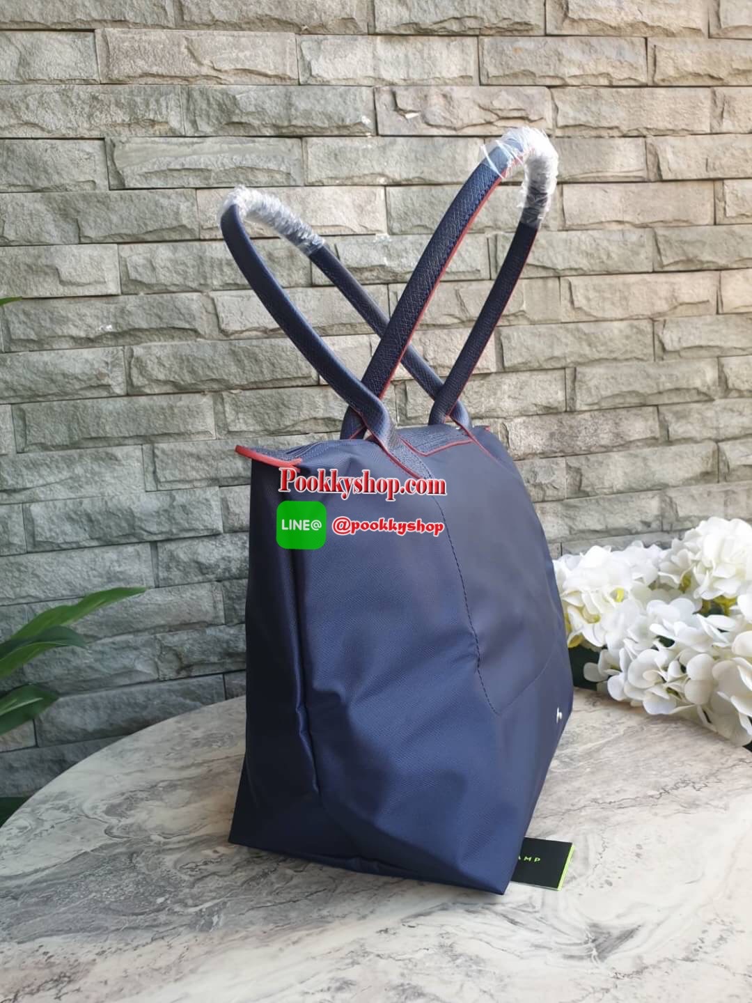 Longchamp Le Pliage Club Tote Bag Size L หูยาว วัสดุเนื้อผ้า Nylon Canvas เคลือบกันนำ้ ตัดด้วยหนังแท้ที่มีน้ำหนักเบา ดีไซน์เรียบง่ายแต่เต็มไปด้วยความคลาสสิก จนเป็นที่ชื่นชอบไปทั่วโลก Longchamp ปรับโฉม LE PLIAGE ด้วยการปักลายรูปม้า-ตราสัญลักษณ์ของแบรนด์บนผ