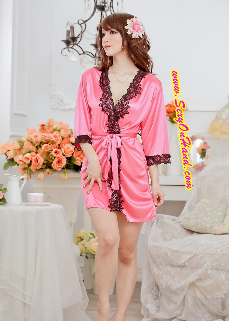 เสื้อคลุม เซ็กซี่ ชุดคลุม อาบน้ำ ชุดคลุม กิโมโน ผ้าไหมเทียม สีชมพูดอกกุหลาบ Rosy Pink สีออกใหม่ สวยหวาน น่ากิน เนื้อผ้านิ่ม ลื่น ใส่สบายมาก พร้อมสายผูก + กางเกงใน G-string เข้าชุด