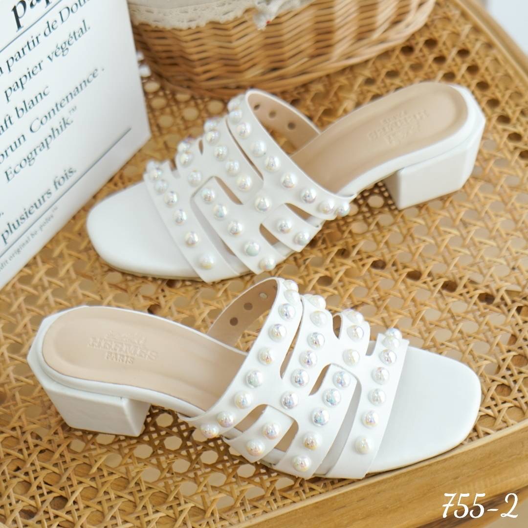 พร้อมส่ง รองเท้าส้นตัน สูง2.5 นิ้ว ตัวส้นเก๋มากเป็นทรงเหลื่ยม แข็งแรง เดินง่าย งานทรงสวม หนังนิ่ม *ตัวมุก ทำจากมุก สีรุ้ง คุณภาพดี* ตอกด้วยมือ ทีละเม็ด อย่างประณีต ใส่แล้วรับรองความหรูหรา และดูแพงมากเว่อร์จ้า