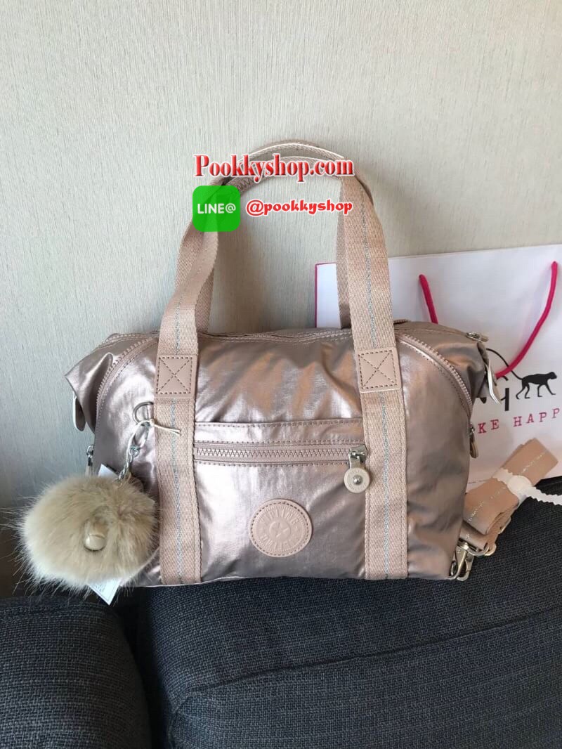 Kipling Art Mini Shoulder Bag จากMayday’s Collection กระเป๋าถือหรือสะพาย วัสดุPolyamide 100% ขนาดกลาง น้ำหนักเบา รุ่นนี้เก็บทรงได้ตามแบบฉบับของ Art mini ช่องซิปและช่องการใช้งานมีให้เป็นสัดส่วน มาพร้อมmonkey Pompom และสายสะพายถอดและปรับได้ฟรีไซส์ ใช้งานได้