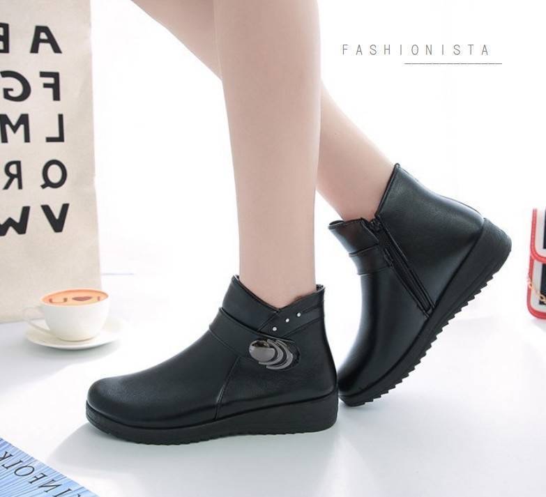 สินค้ามาใหม่พร้อมส่งค่ะ!! Item นุ่มๆอุ่นสบายถนอมเท้า รองเท้าบู้ทสั้นหุ้มข้อ วัสดุ pu คุณภาพดี เนื้อหนานุ่มมากสวยขึ้นทรง พื้น 3.5 c.m. มีซิปถอดใส่ง่าย เพิ่มดีเทลตกแต่งอะไหล่ด้านข้างสวยเก๋สะดุดตา ภายในรองเท้าบุขนนุ่มมากก พื้นรองเท้าเป็นยางพารายึดเกาะดีเยี่ย