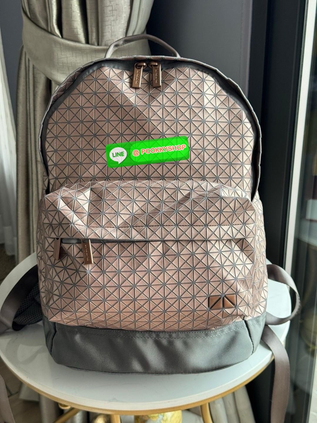 Bao Bao Issey Miyake Daypack geometric backpack กระเป๋าเป้ทรงคลาสสิก รองรับน้ำหนักได้ดี เหมาะกับการเดินทาง เป้สะพายหลังรุ่น Daypack One-Tone Backpack มาในรูปทรงกระเป๋าเป้สุดคลาสสิก โดดเด่นด้วยการออกแบบที่เป็นเอกลักษณ์ วัสดุสามเหลี่ยมขนาดเล็กพิเศษ ได้กลิ่น