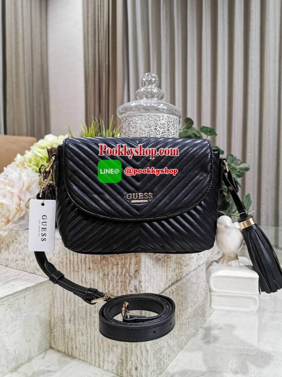 NEW! GUESS CROSSBODY BAG กระเป๋าสะพายรุ่นใหม่ล่าสุดดีไซน์คลาสสิควัสดุหนังนิ่มเดินเส้นลายตารางสวยอยู่ทรงด้านหน้าประดับโลโก้ GUESS เปิดปิดด้วยฝาปิดกระดุมแม่เหล็กประดับด้วยพู่หนัง ภายในมีโลโก้และช่องซิป กว้างและจุใส่กระเป๋าสตางค์ มือถือ ของจุกจิกได้เยอะ สายส