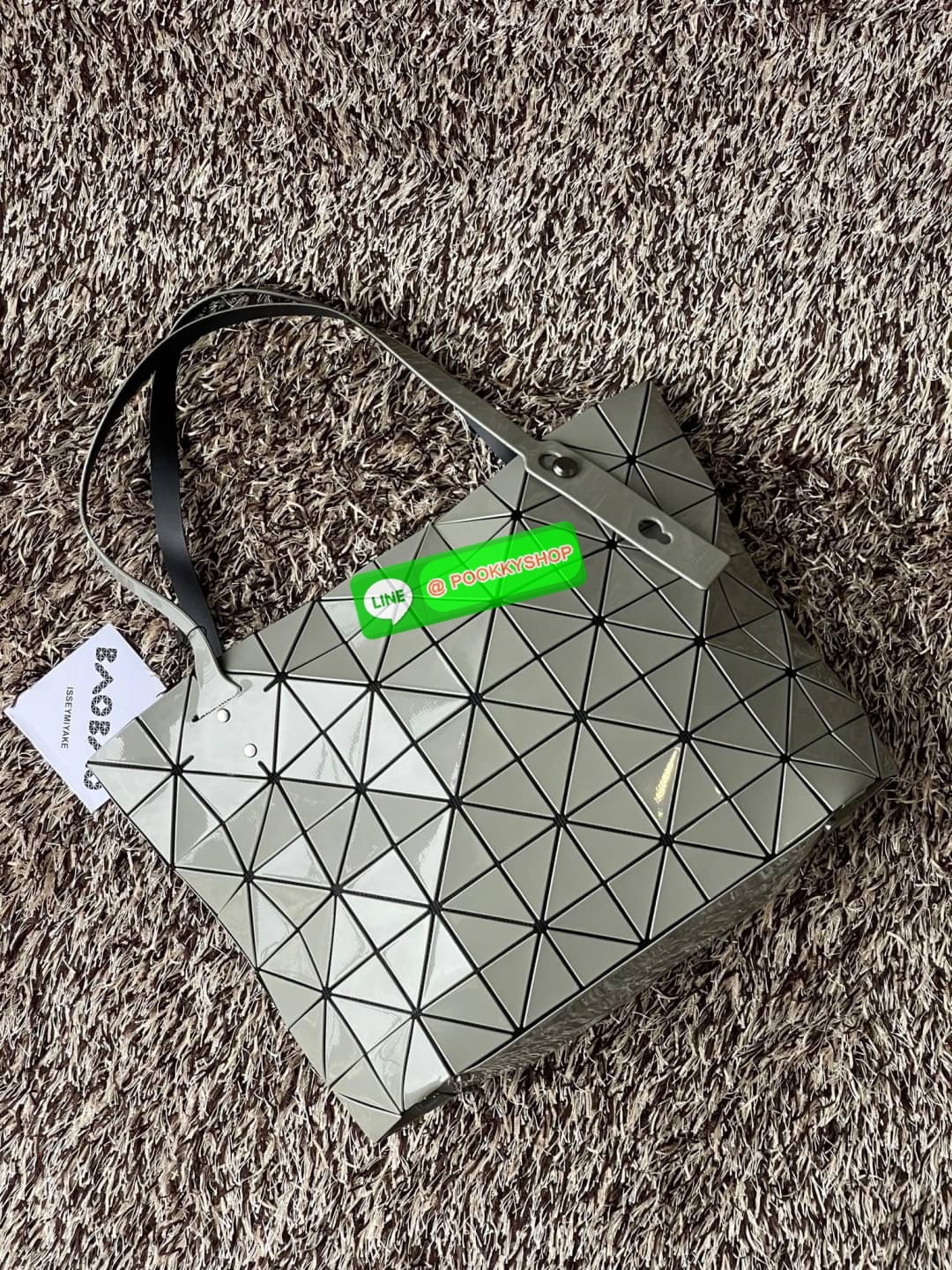 💕 Bao Bao Issey Miyake ROCK MATTE ซีรีส์นี้จะเป็นทรงสี่เหลี่ยมผืนผ้า มีซิปปิดด้านบน ถือเป็นรุ่นที่เหมาะกับการใช้งานในชีวิตประจำวัน สามารถพับมุมและบริเวณด้านล่างของกระเป๋าเพื่อเพิ่มความสะดวกสบายในการใช้งาน ทั้งยังช่วยให้วางกระเป๋าในแนวตั้งได้อีกด้ว