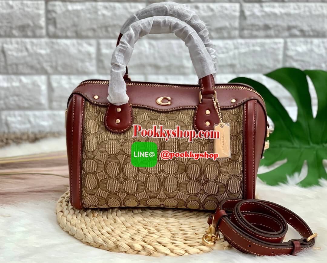 COACH IVIE BENNETT SATCHEL IN SIGNATURE JACQUARD BAG ✔️วัสดุผ้าJACQUARD +pvc ✔️ป้ายห้อยเป็นโลหะแบรนด์ ✔️เปิดปิดกระเป๋าแบบซิป ภายในใส่กระเป๋าสตางค์ใบยาวได้ ของอื่นๆจุค่ะรุ่นนี้ ✔️สายสะพายถอดออกได้ เลื่อนปรับระดับได้นะคะ