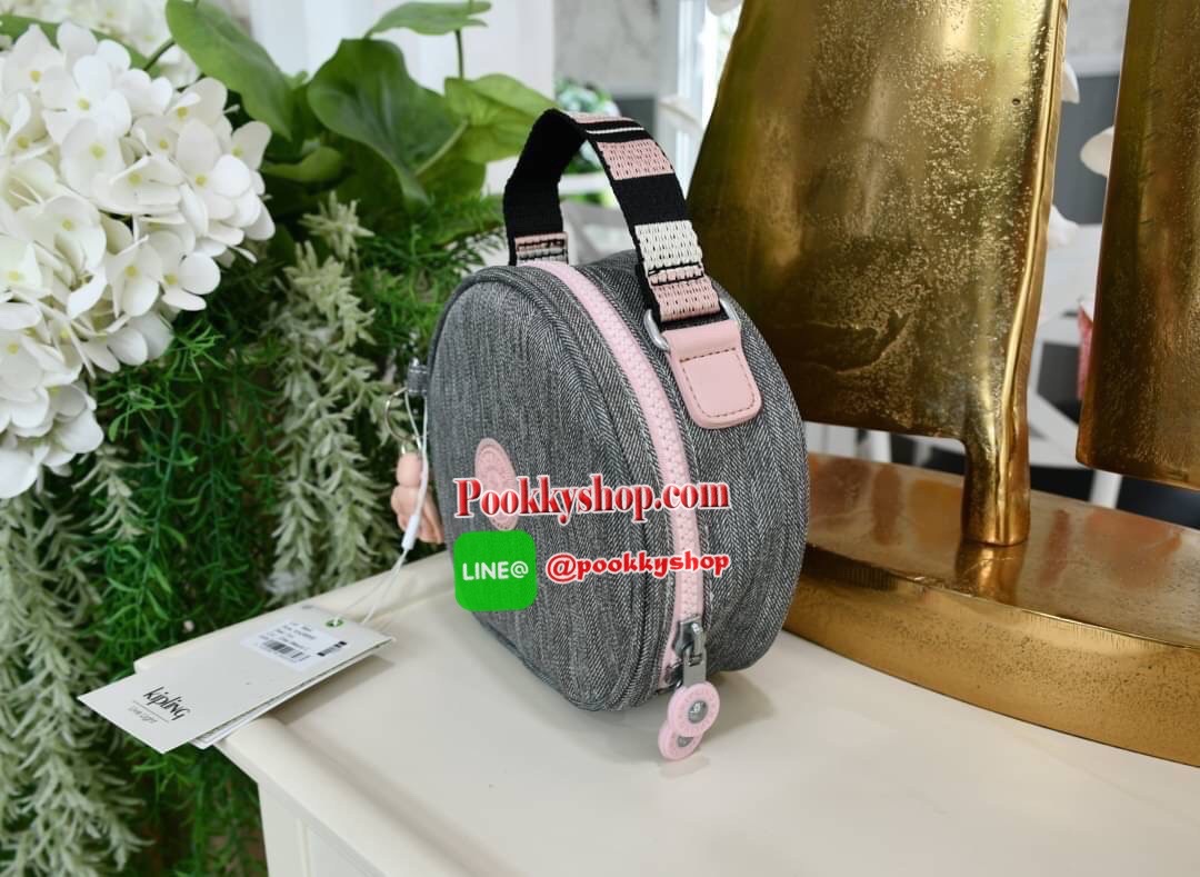 Kipling mini crossbody bag กระเป๋าสะพายข้างสไตล์น่ารักๆ ทรงกลม อยู่ทรง หูกระเป๋าและสายสะพายแมทซ์กัน ถอดสายได้ มีพวงกุญแจลิงแบบ Rubber เปิด-ปิดด้วยซิป ด้านในมีช่องเล็ก 1 ช่อง ใบนี้คุณนู๋สุดๆ ได้ไปไม่ผิดหวังแน่นอนจ๊ะแม่