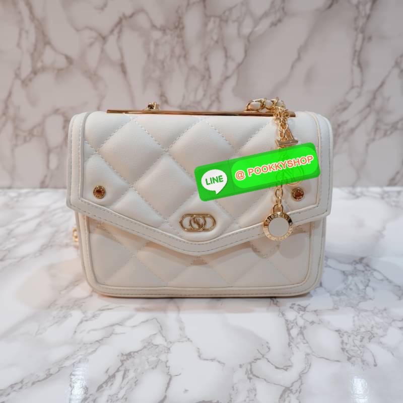 LYN กระเป๋าสะพายข้างรุ่นใหม่ อะไหล่สีทอง หนังนิ่ม ปักลายตาราง ด้านหน้าแต่งด้วยโลโก้แบรนด์ สายกระเป๋าเป็นโซ่สลับหนัง น้ำหนักเบา ด้านในสามารถใส่กระเป๋าตัง โทรศัพท์มือถือ เพาเวอร์แบงค์ มีช่องใส่ของขนาดเล็ก