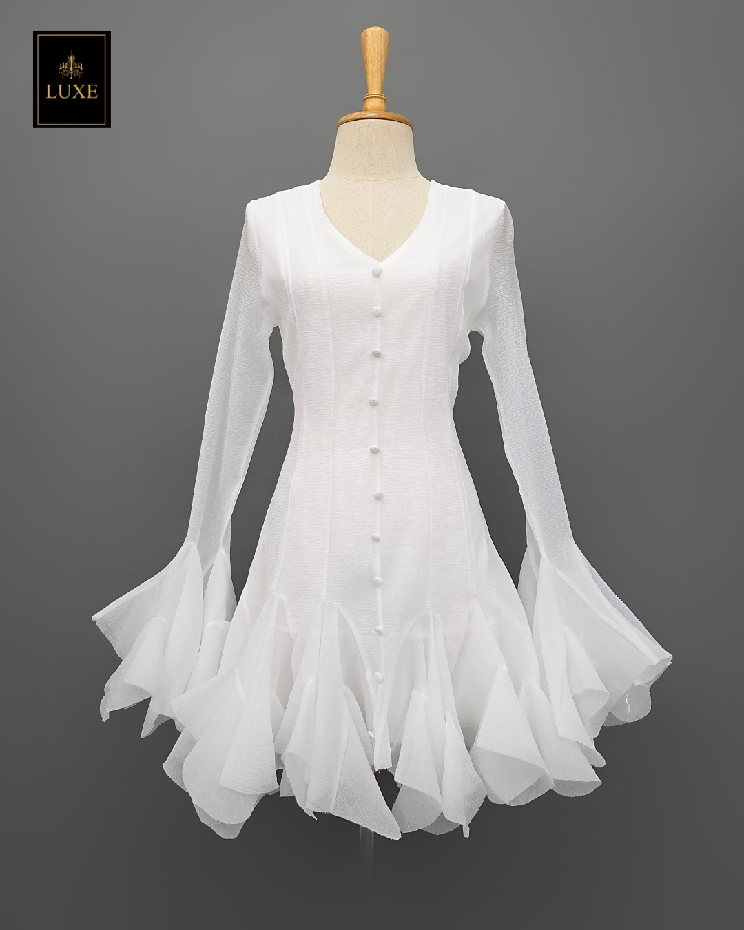 เดรสแฟชั่น ดีเทลปลายแขน และชายกระโปรงต่อผ้า แต่งระบายรอบ ด้านหน้าติดกระดุมปั๊ม