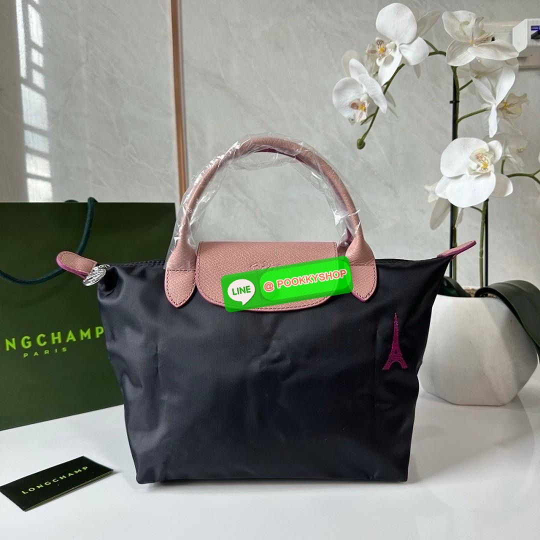 Longchamp Le Pliage Eiffel Tower Tote Bag S 🔖 Collection ใหม่ล่าสุดโดดเด่นด้วยลายปักหอไอเฟลขนาดกระทัดรัดจุของได้เยอะ 🔖วัสดุ : ไนลอนกันน้ำ 🔖เปิด-ปิด ด้วยฝาปิดกระดุมแป๊กมีซิปปิดด้านบน ภายในช่องโล่งกว้างสามารถใส่ iPad ได้ มีช่องแยกด้า