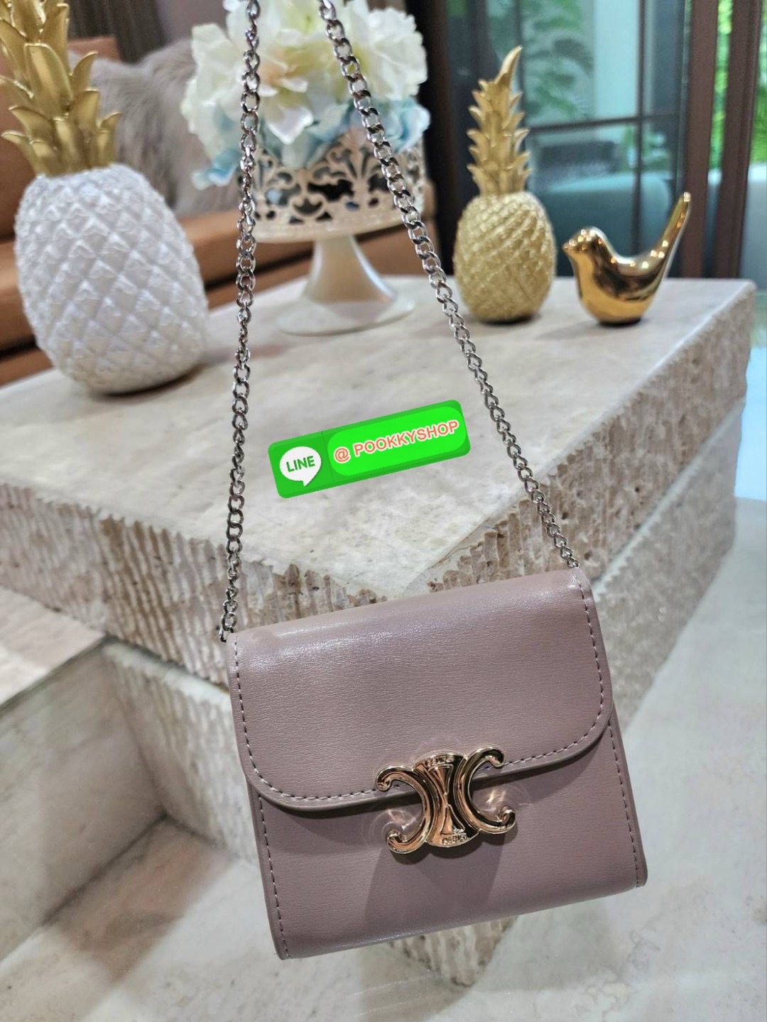 ✴️Don't Miss!✴️CELINE SHORT WALLET VIP GIFT WITH PURCHASE (GWP) กระเป๋าพรีเมี่ยมกิ๊ฟ Limited จาก CELINE HAUTE PARFUME DUTYFREE COUNTER หนังเรียบสวยอยู่ทรงมีโลโก้ด้านหน้าเปิดปิดด้วยฝาพับกระดุม ภายในมีช่องแบ่งหลายช่อง มีช่องใส่บัตรหลายช่อ