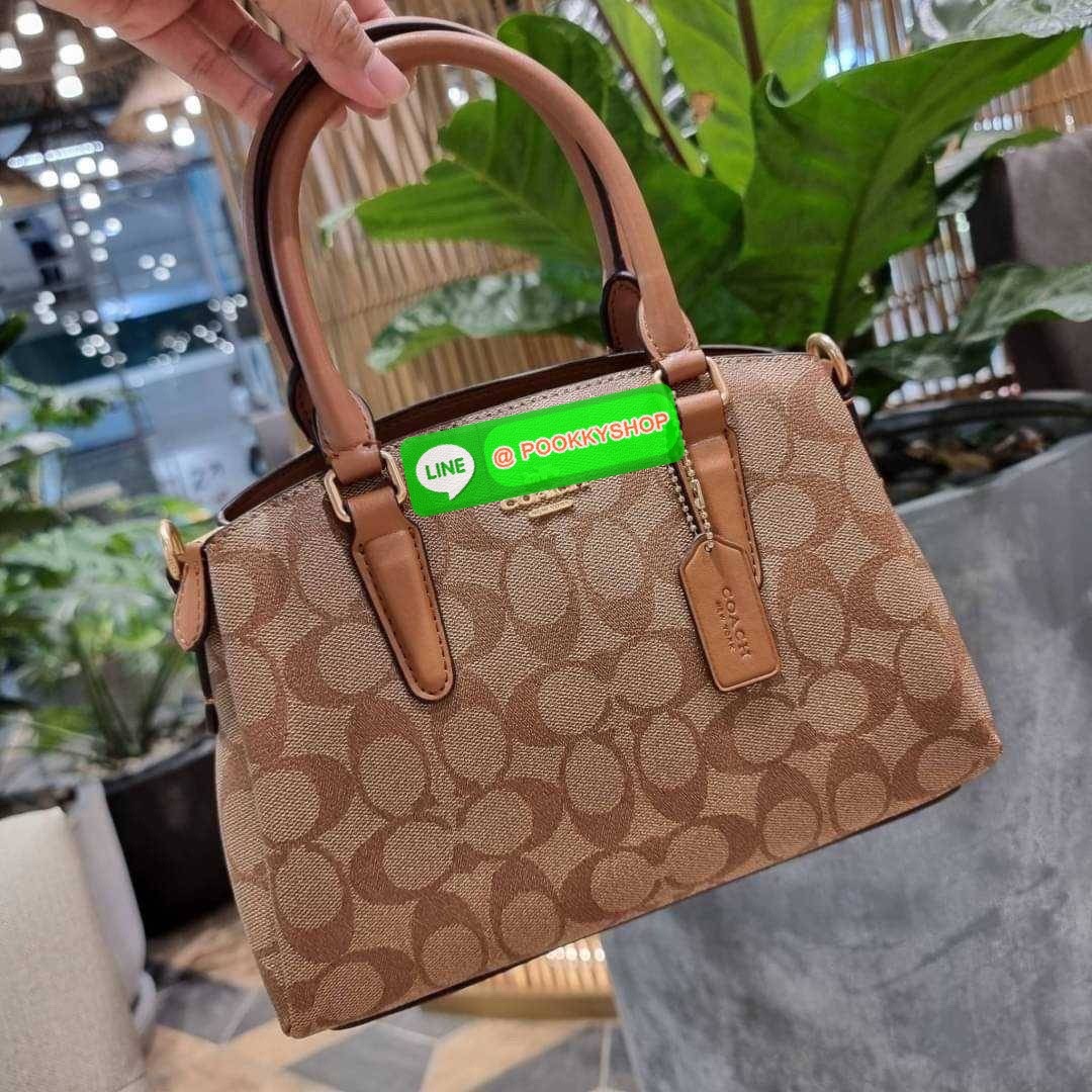 COACH F29434 MINI SAGE CARRYALL IN SIGNATURE CANVAS รุ่นยอดฮิต!! ที่สุดของกระเป๋าสะพายขายดี ต้องทรงถังมินิรุ่นนี้ วัสดุหนังแคนวาสเคลือบลาย สวย คลาสสิค มาพร้อมสายสะพายข้างและหูหิ้วในตัว ถอดออกถือคล้องแขนเก๋ๆ หรูๆยังได้ ภายในเป็นช่องโล่ง แบ่งสัดส่วนอย่างดี