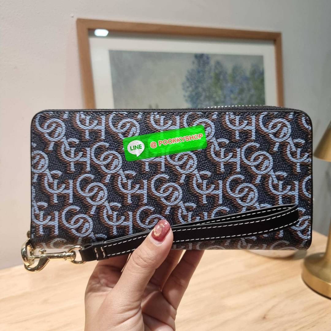 COACH CF521 LONG ZIP AROUND WALLET WITH SIGNATURE MONOGRAM 🔆 Details กระเป๋าสตางค์ใบยาว คอลเลคชั่นใหม่ กับดีไซน์ใหม่ ฉีกกฏทุกการดีไซน์ ด้วยลวดลายโมโนแกรมรอบใบโดดเด่น สะดวกใช้งานด้วยสายคล้องมือที่สามารถถอดออกได้ พกพกง่ายที่สุด รูดใช้งานด้วยซิปรอบใบ